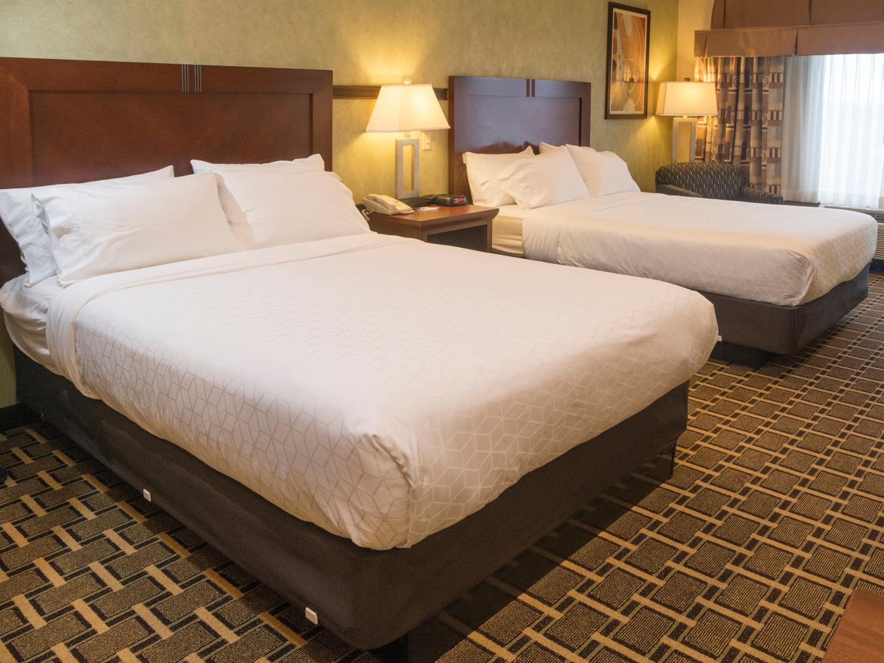 Standard Room with Two Queen Beds - Communications Accessible Tub photo 2