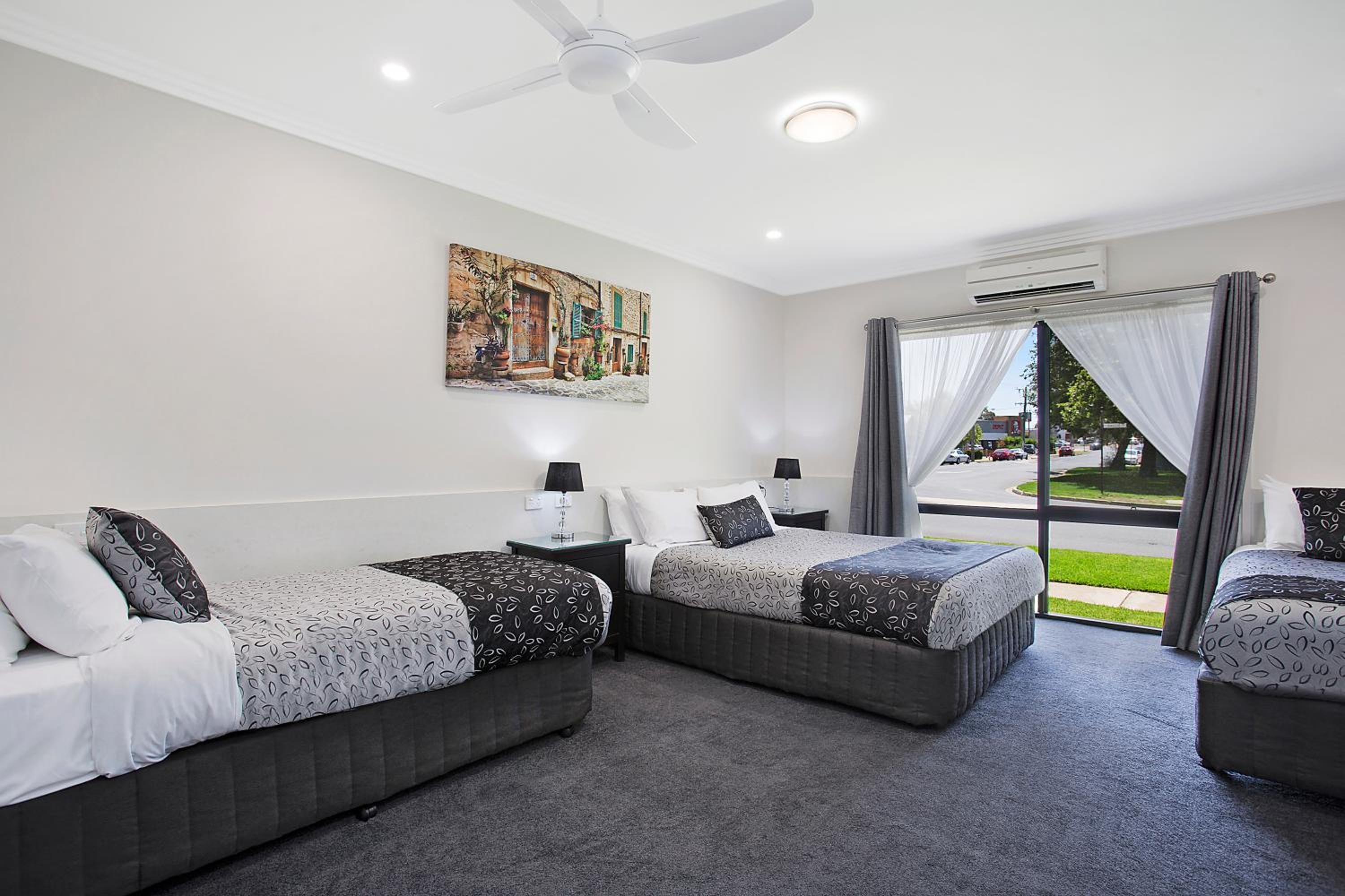 Family Room - Photo 3