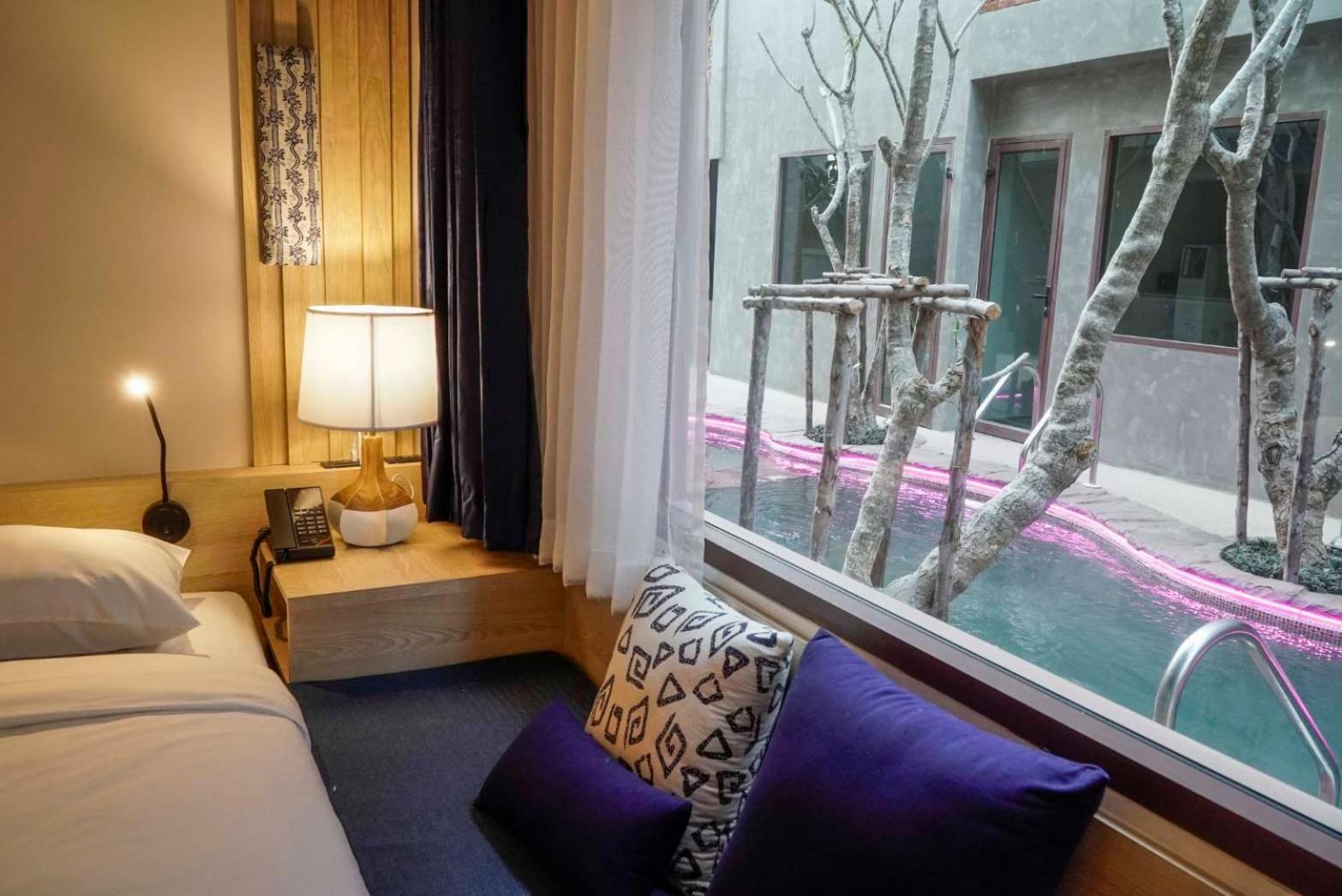 Queen Room with Pool View - Photo 12