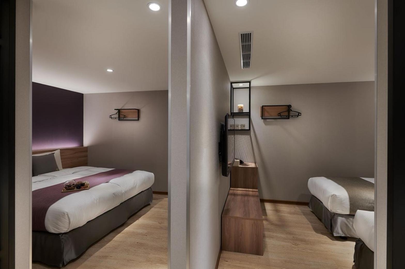 2-Bedroom Quadruple Room with 2 Bathrooms - No Window photo 2