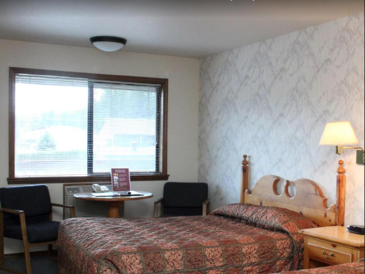 Deluxe Queen Room with Two Queen Beds photo 1