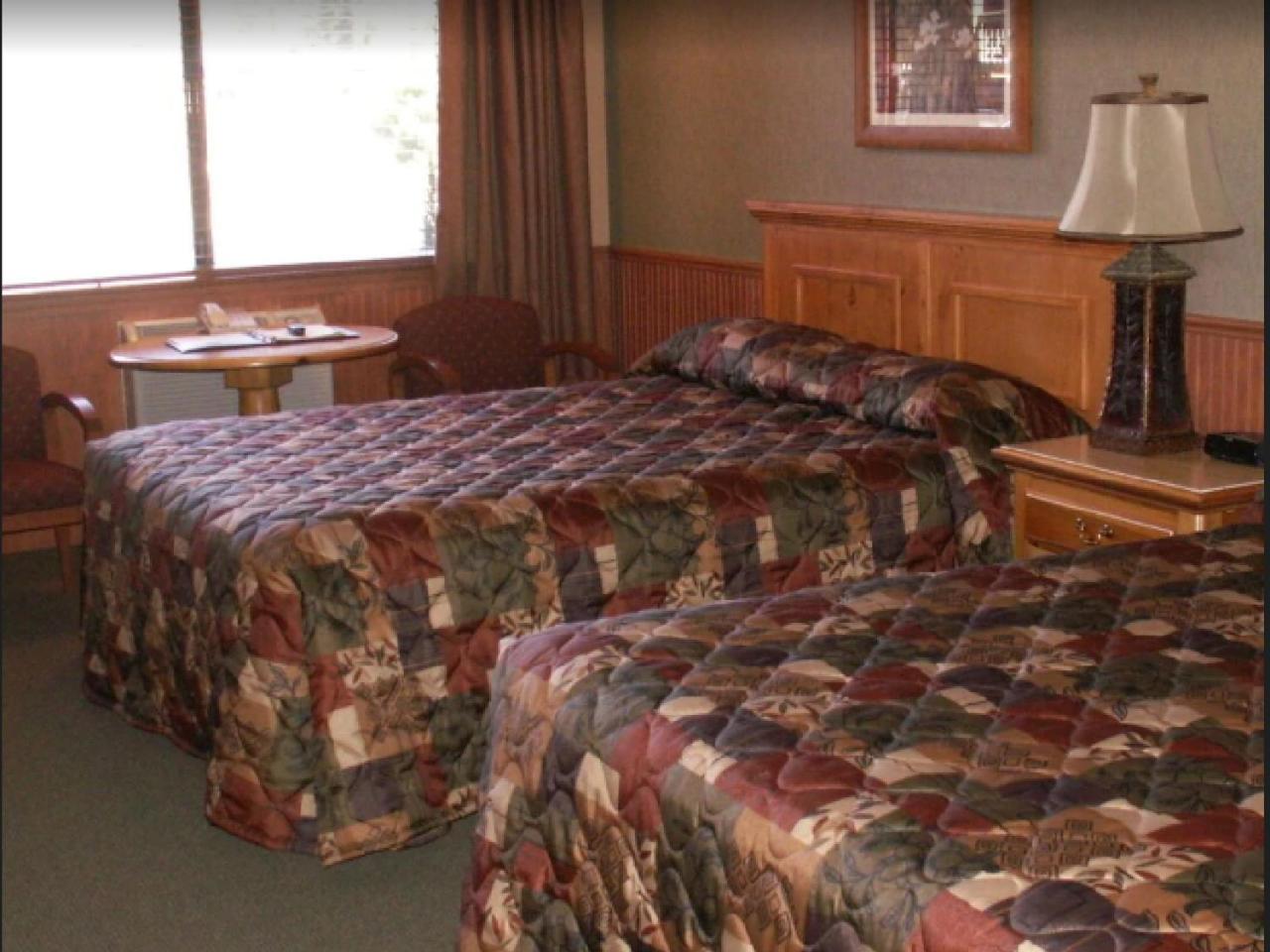 Queen Room with Two Queen Beds photo 1