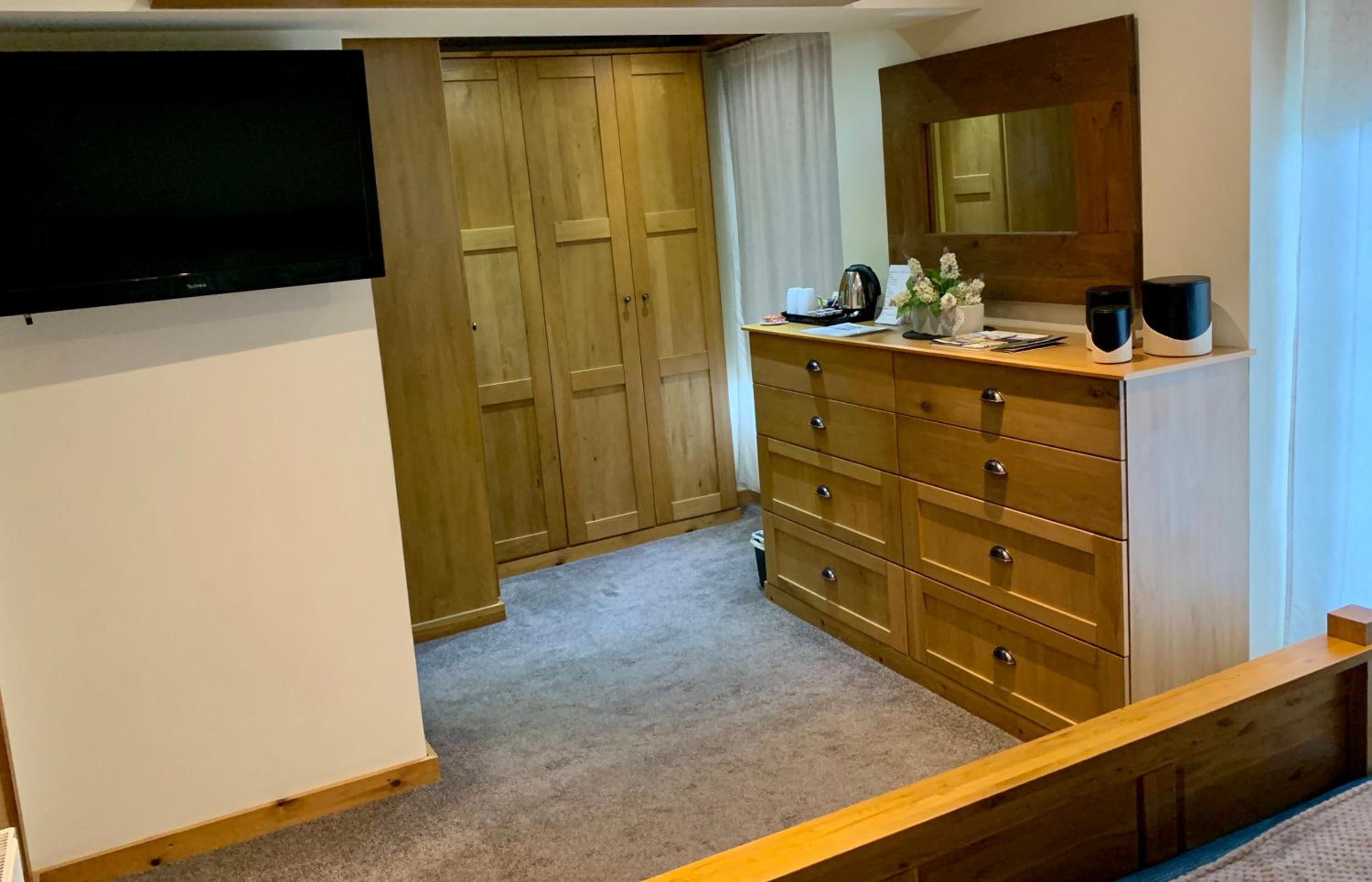 Deluxe King Room - Photo 8