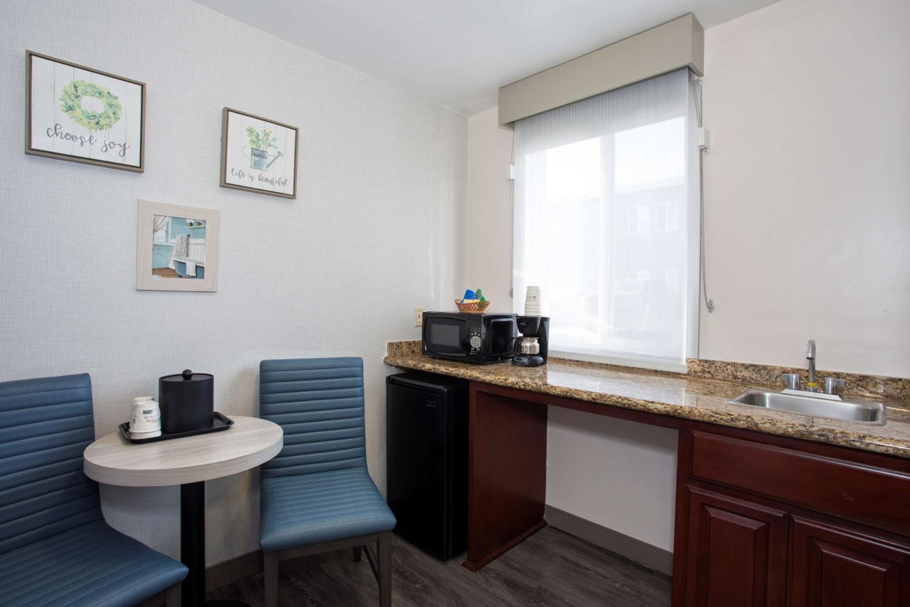 Queen Room with Two Queen Beds - Pet Friendly