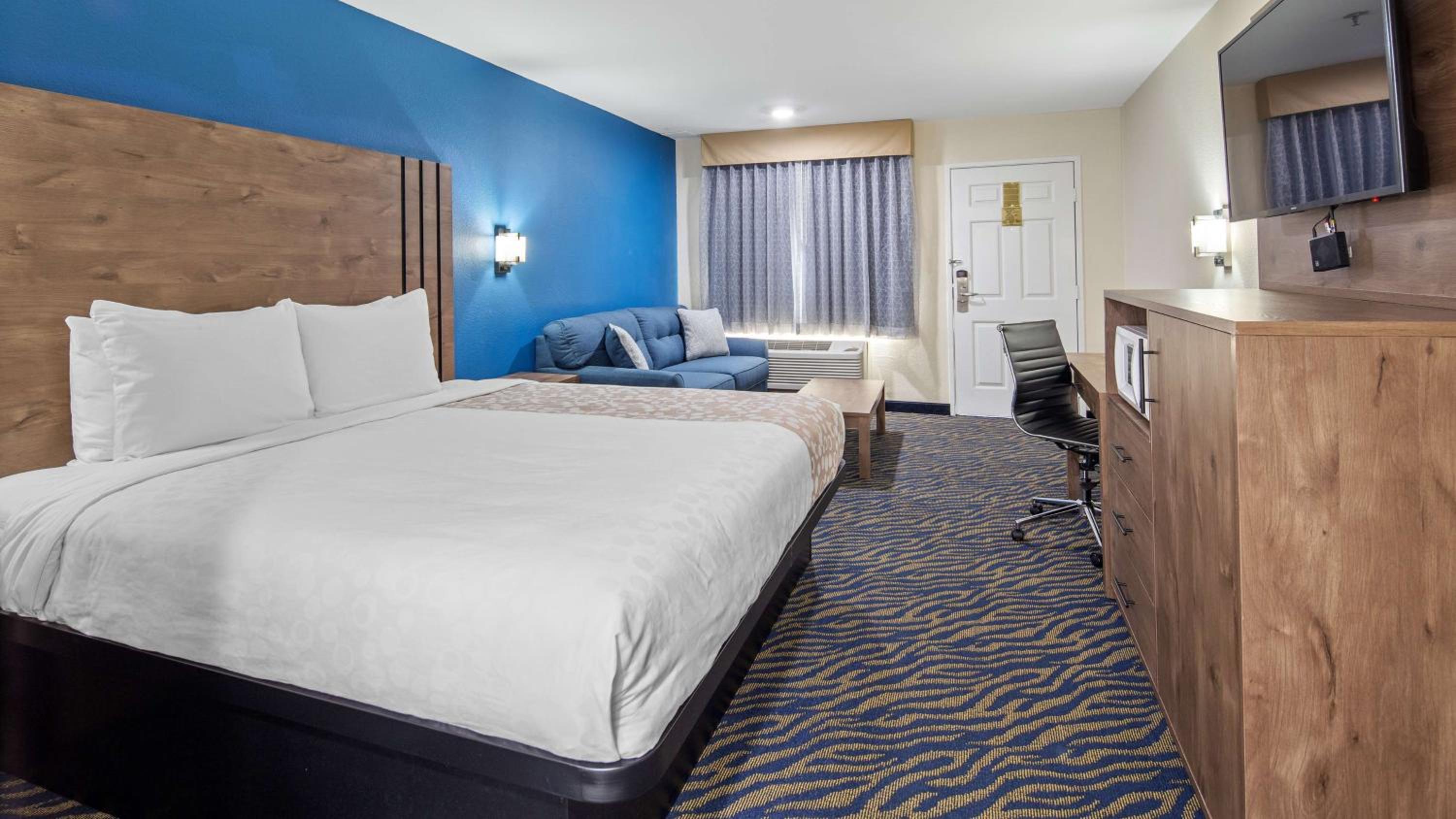 King Room With Sofabed - Non-Smoking - Photo 6