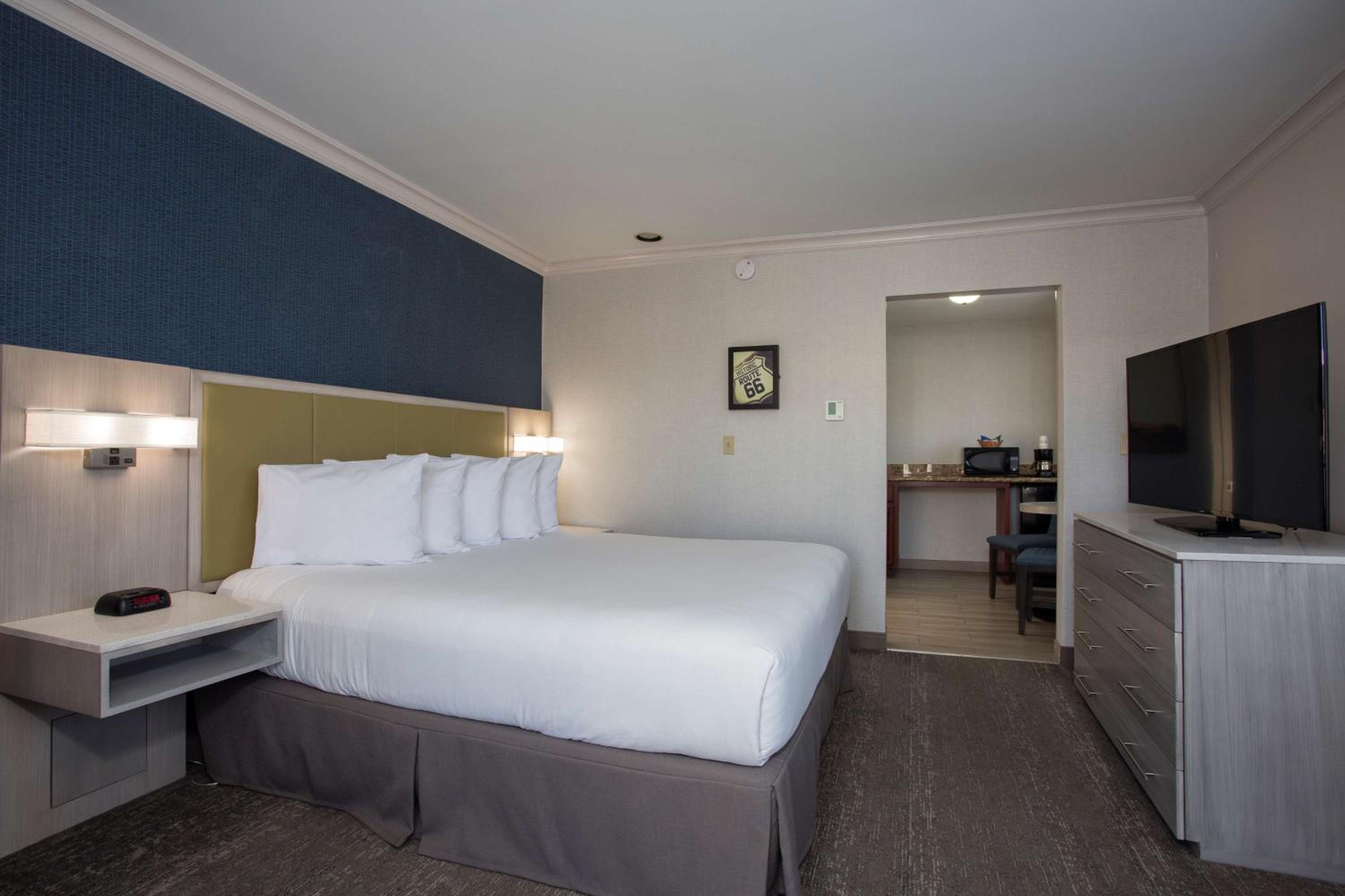 Courtyard King Bed