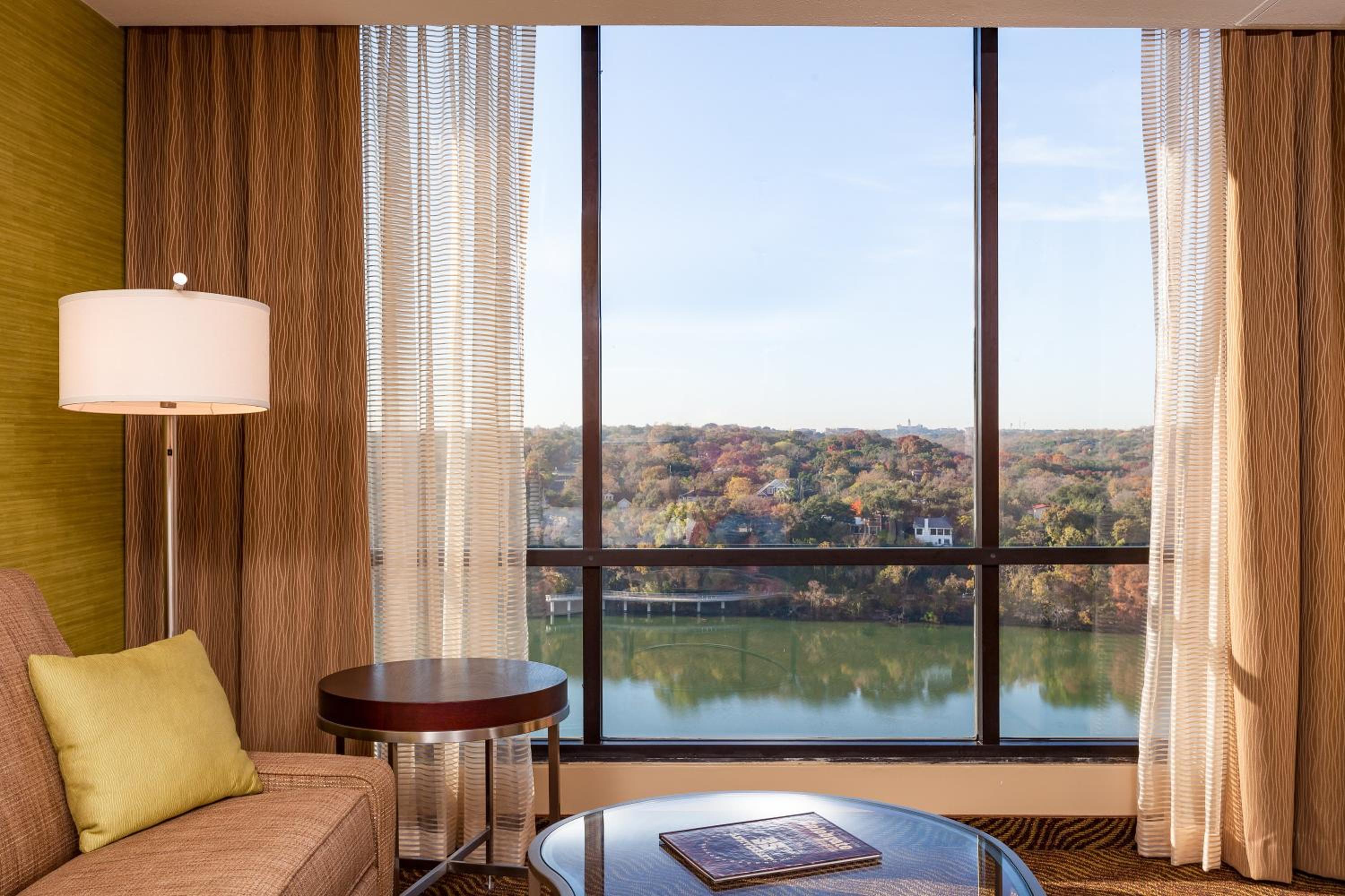 Deluxe King Room - Photo 2