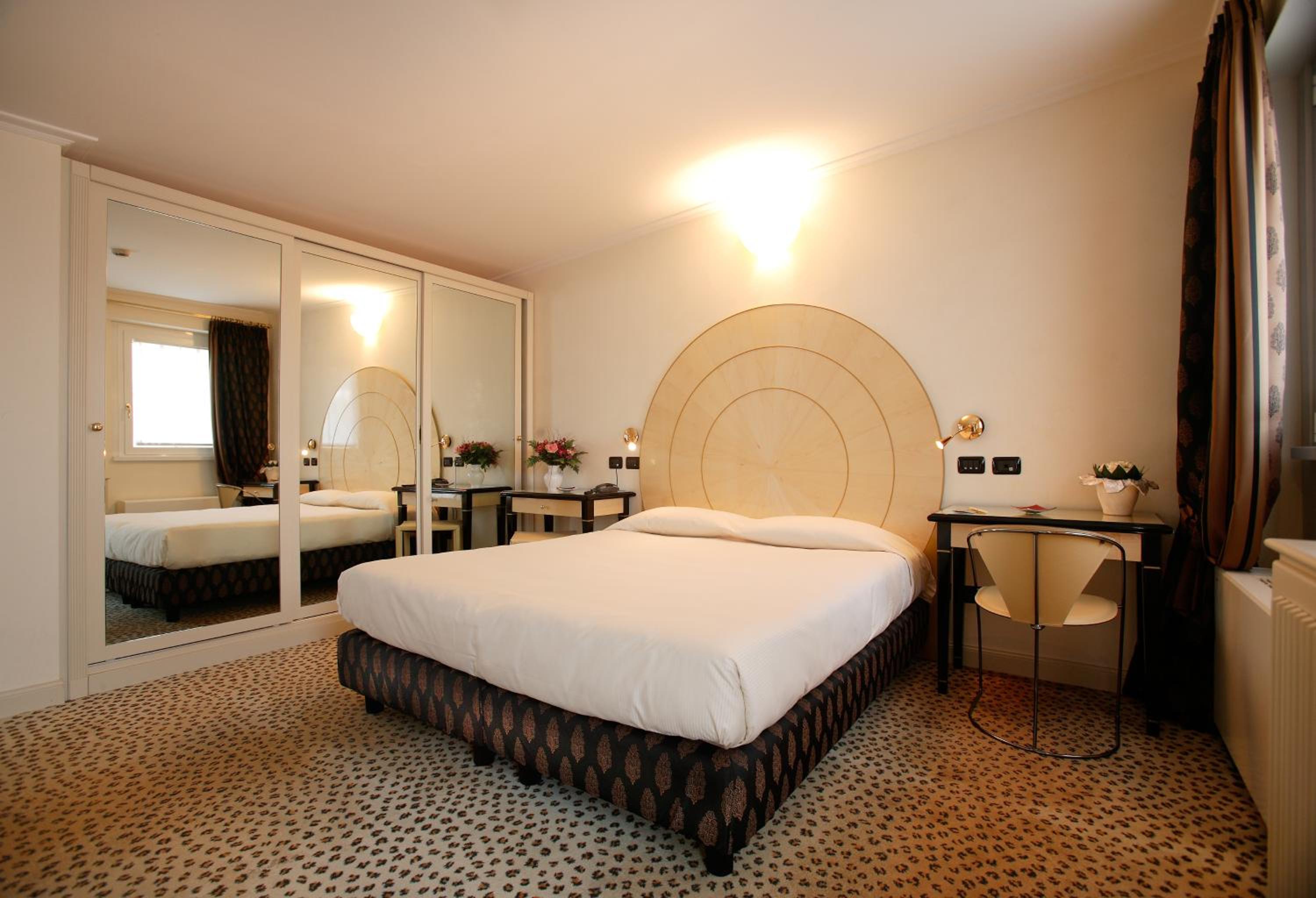 Deluxe Double Room with Balcony photo 3