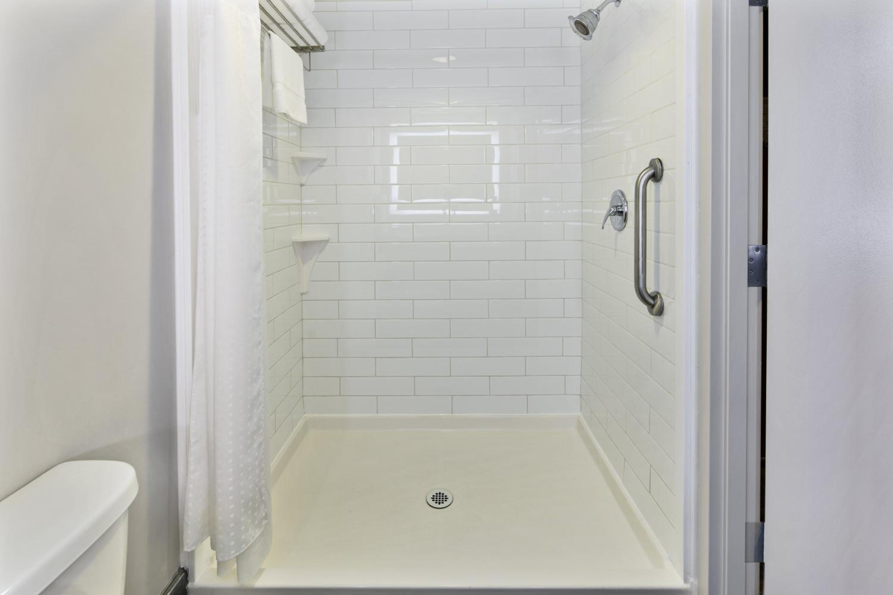 One-Bedroom King Suite - Disability Access - Photo 2