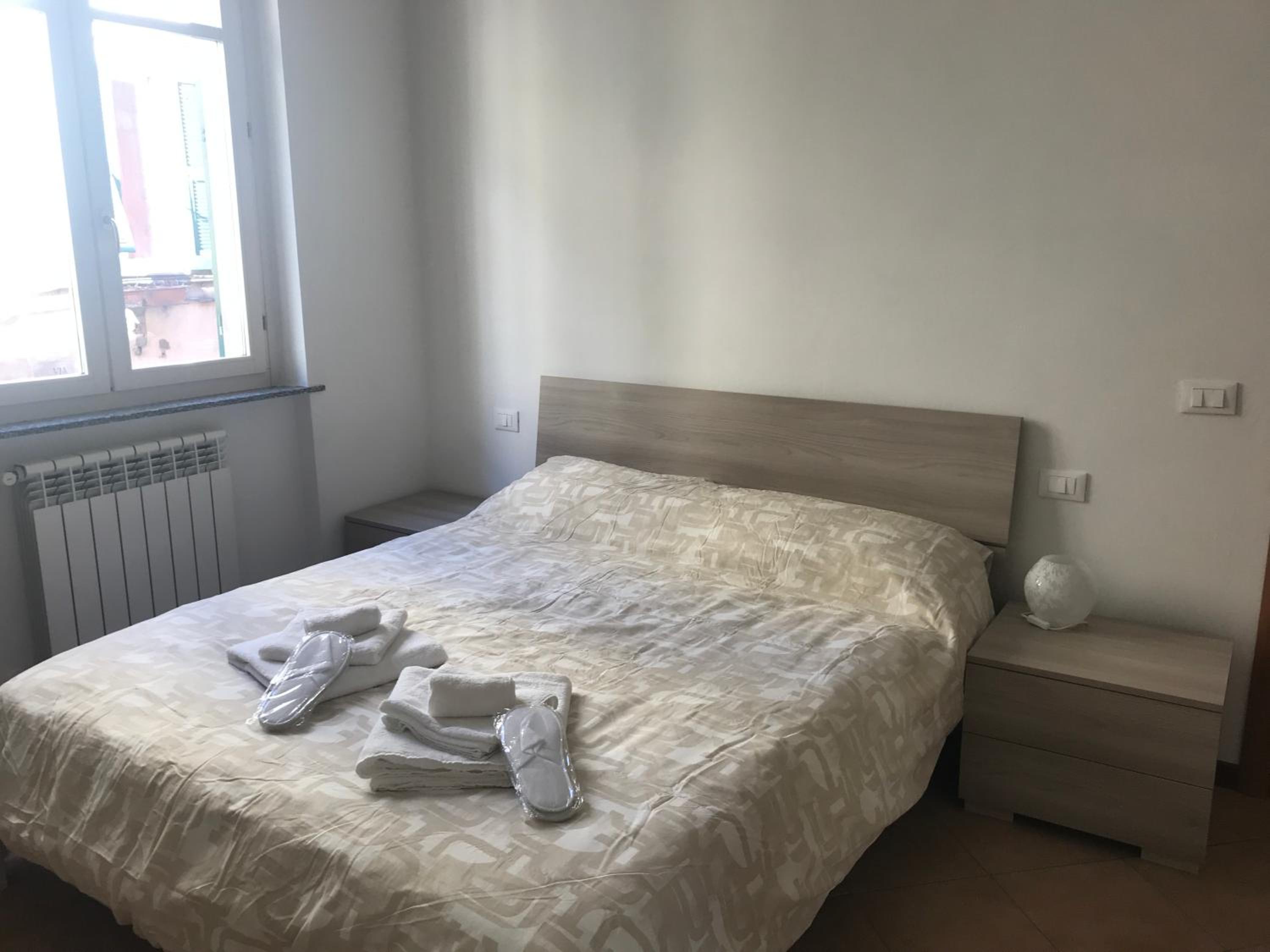 Deluxe Double Room with Shower - Photo 8