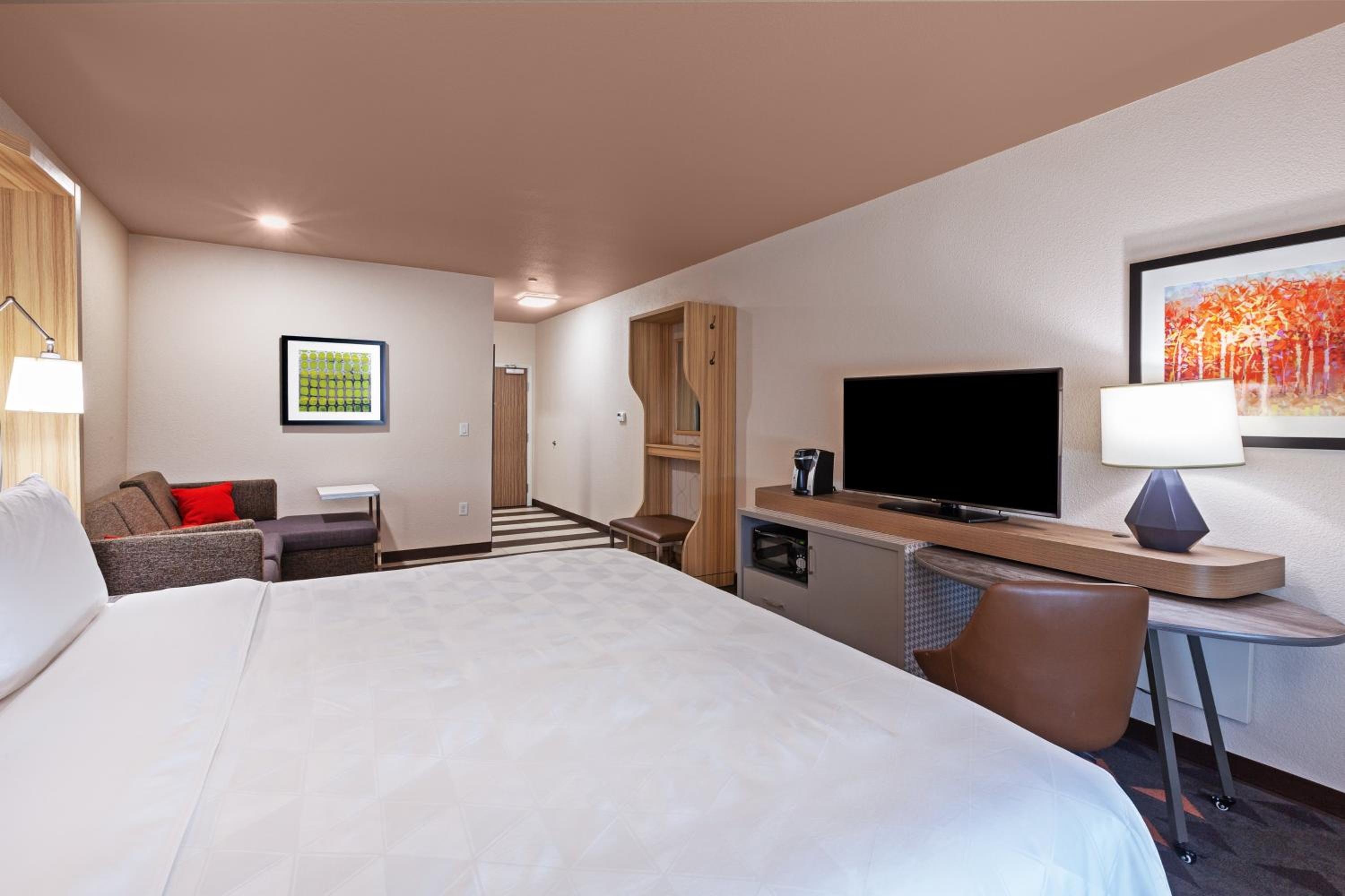 One-Bedroom King Suite with Sofa Bed - Photo 4