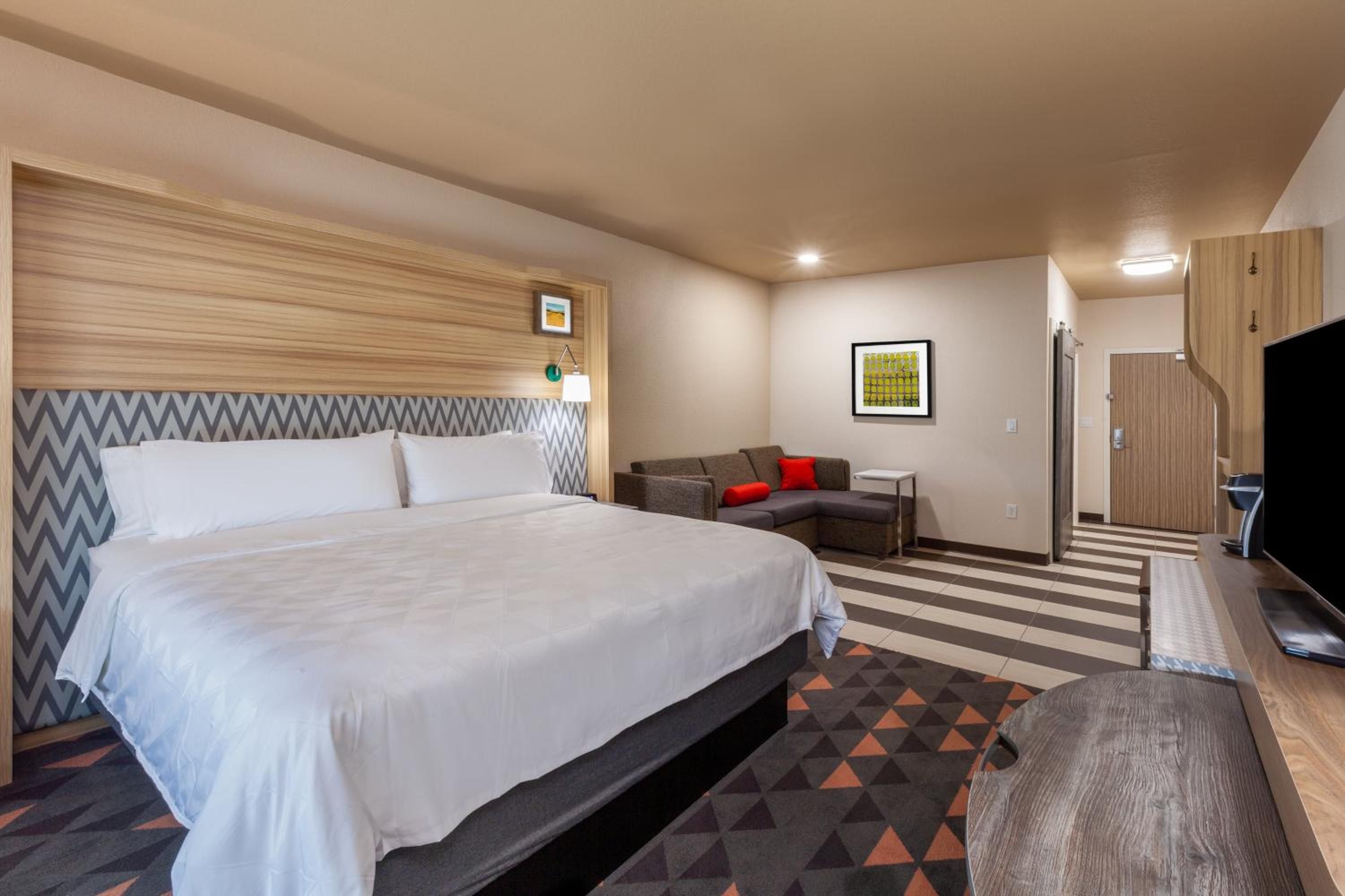 One-Bedroom King Suite with Sofa Bed - Photo 2