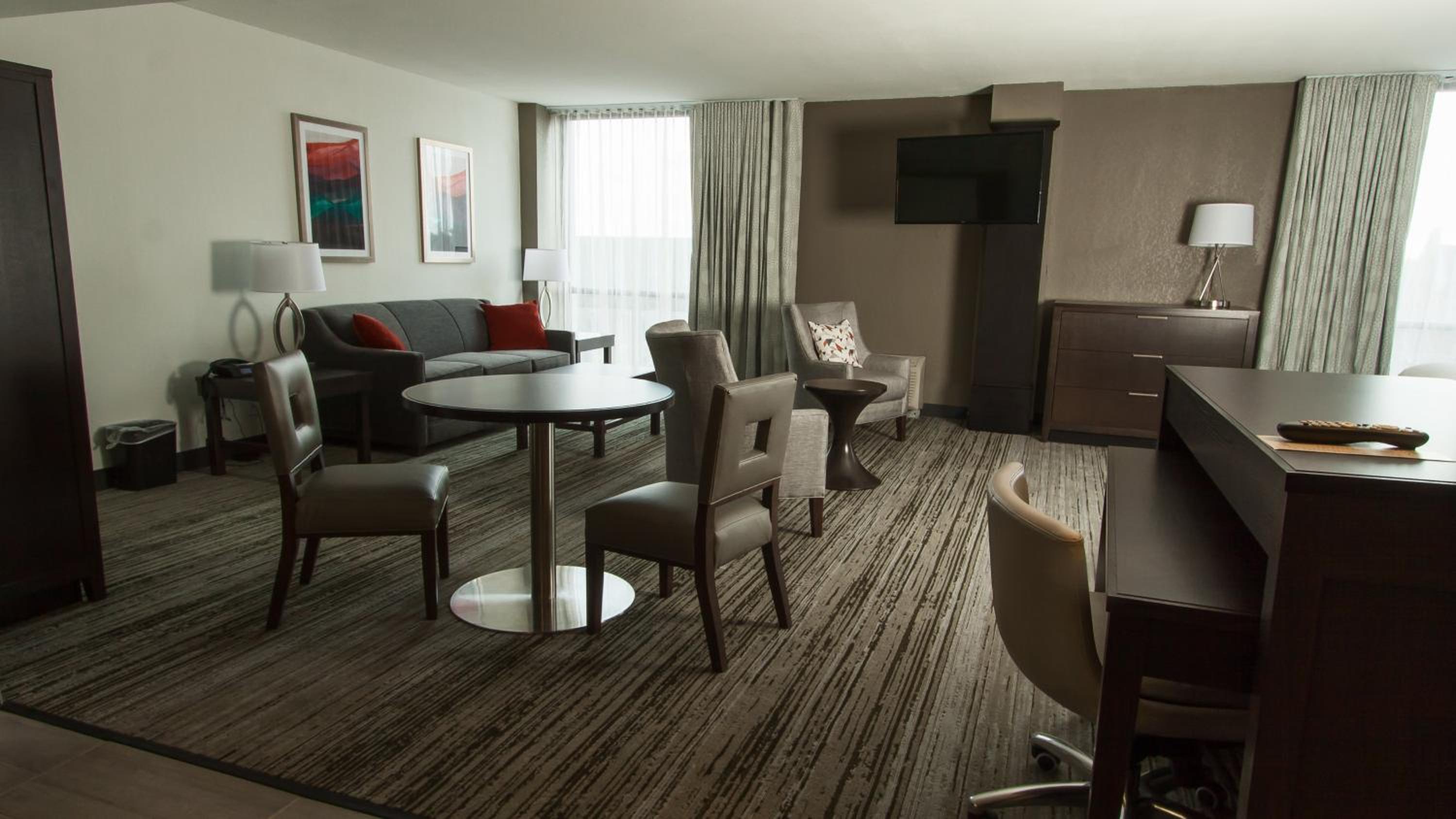 Standard King Room with Sofa Bed - Photo 3