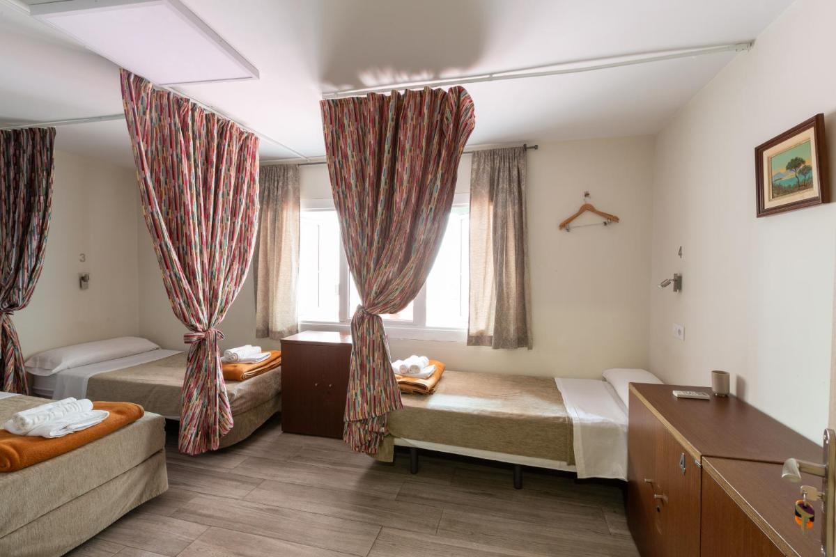 Bed in 4-Bed Dormitory Room photo 3