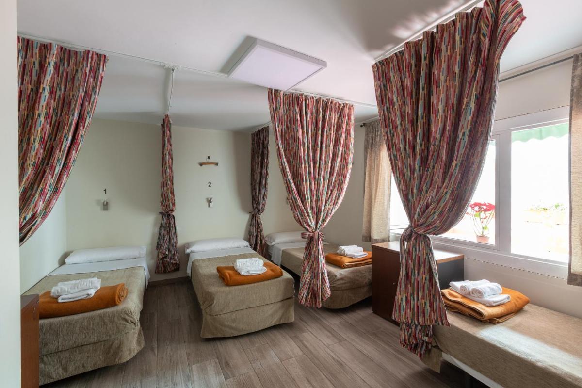 Bed in 4-Bed Dormitory Room photo 1