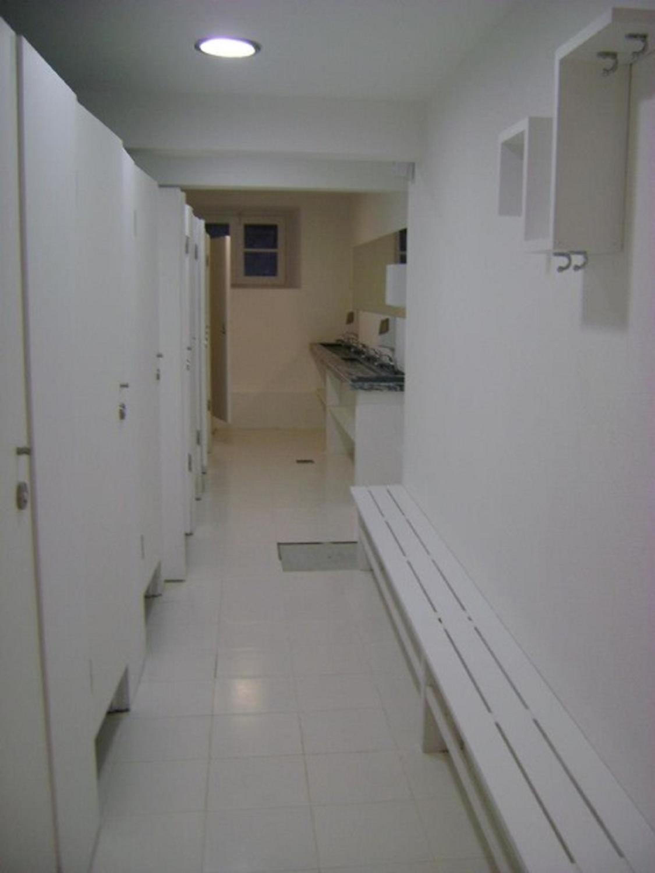 Bed in 6-Bed Dormitory Room with Shared Bathroom photo 3