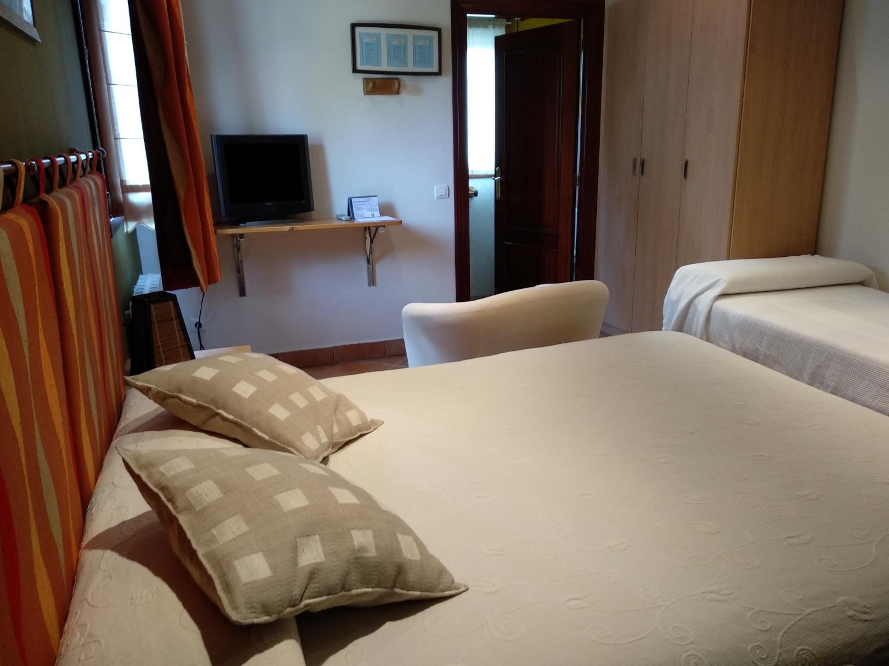 Triple Room with Private Bathroom photo 3