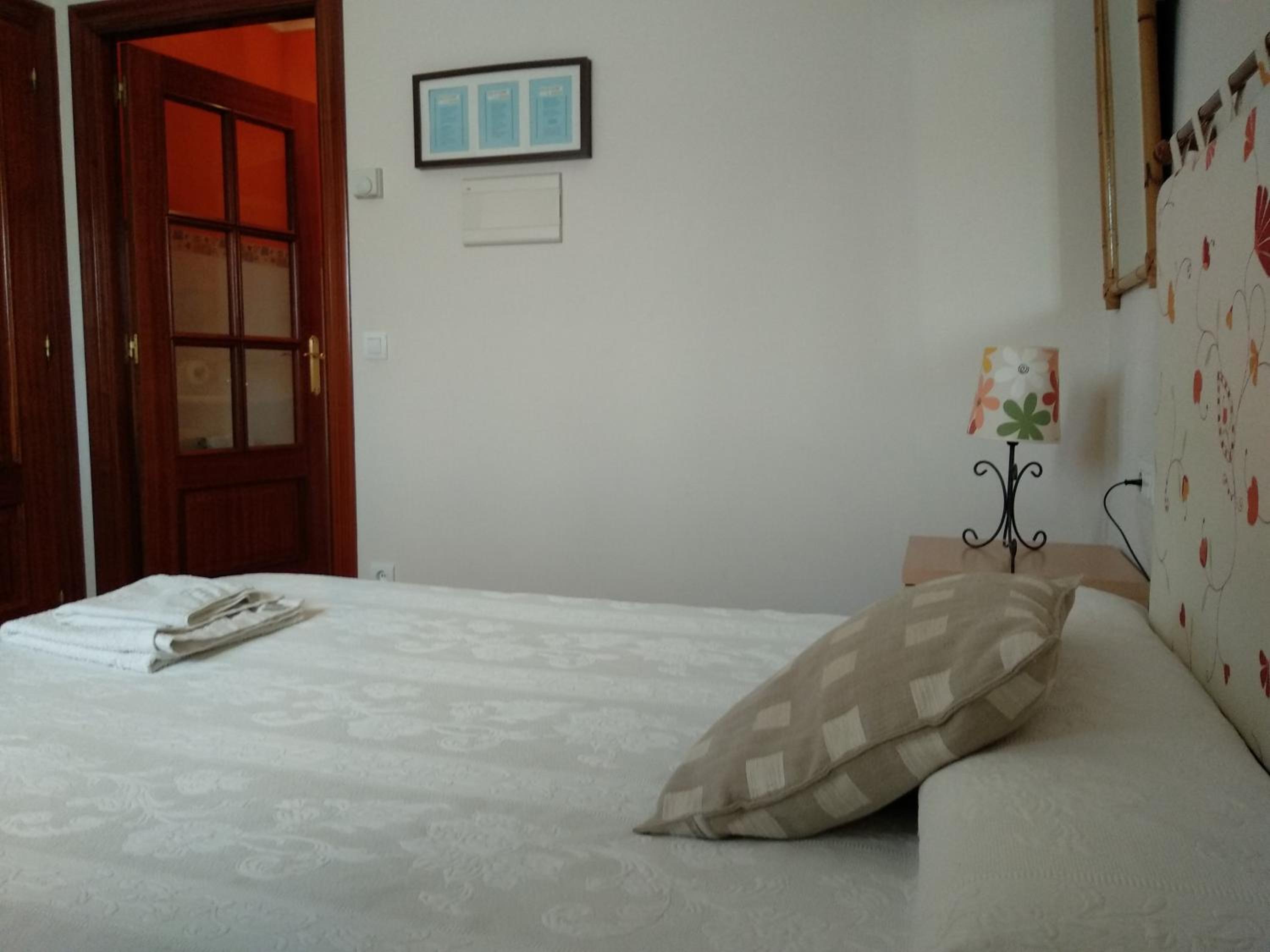 Single Room with Private Bathroom photo 2