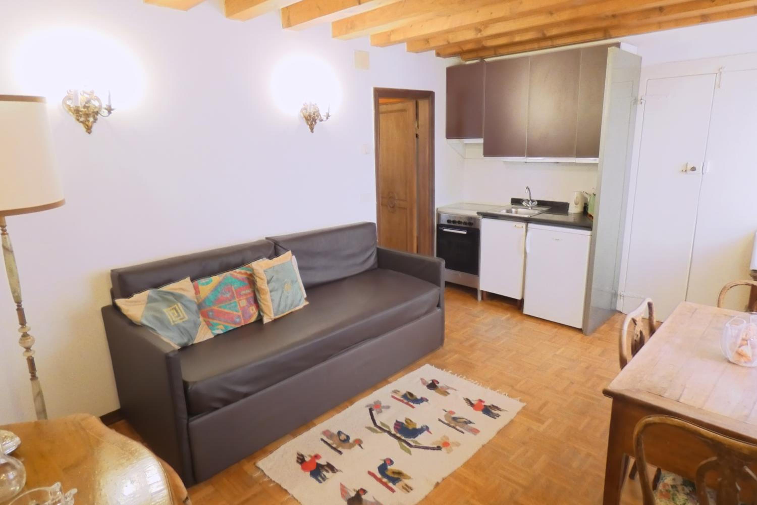 Apartment with Balcony photo 2