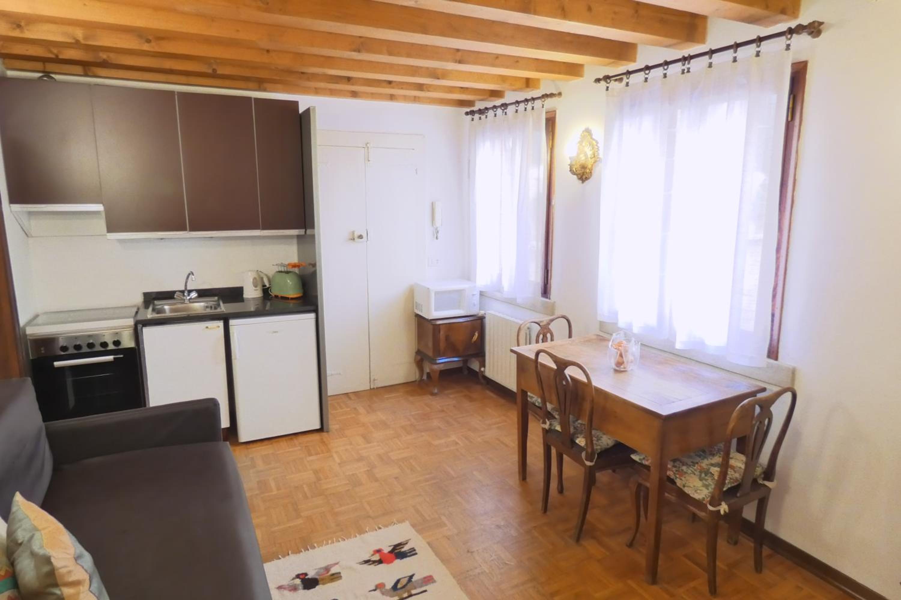 Apartment with Balcony photo 3