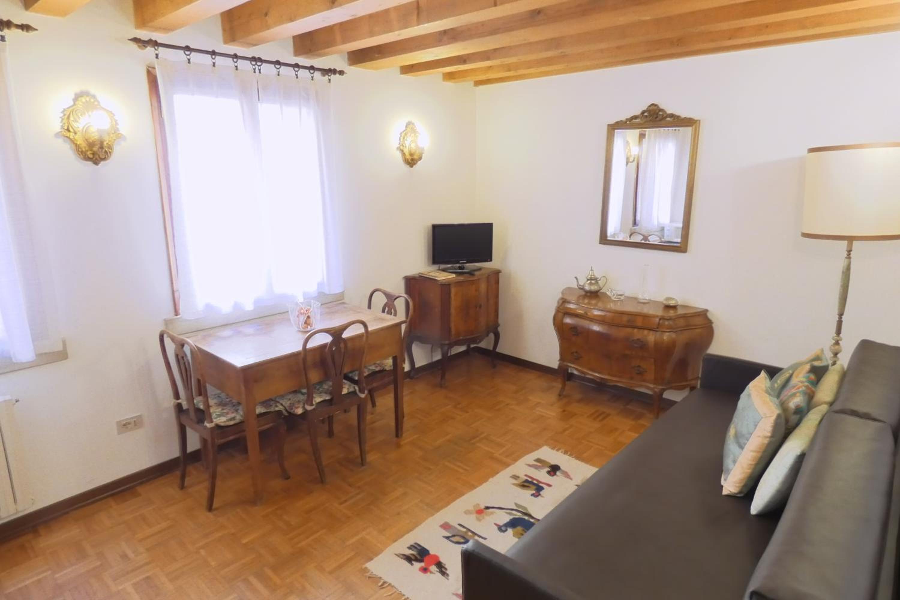 Apartment with Balcony photo 2