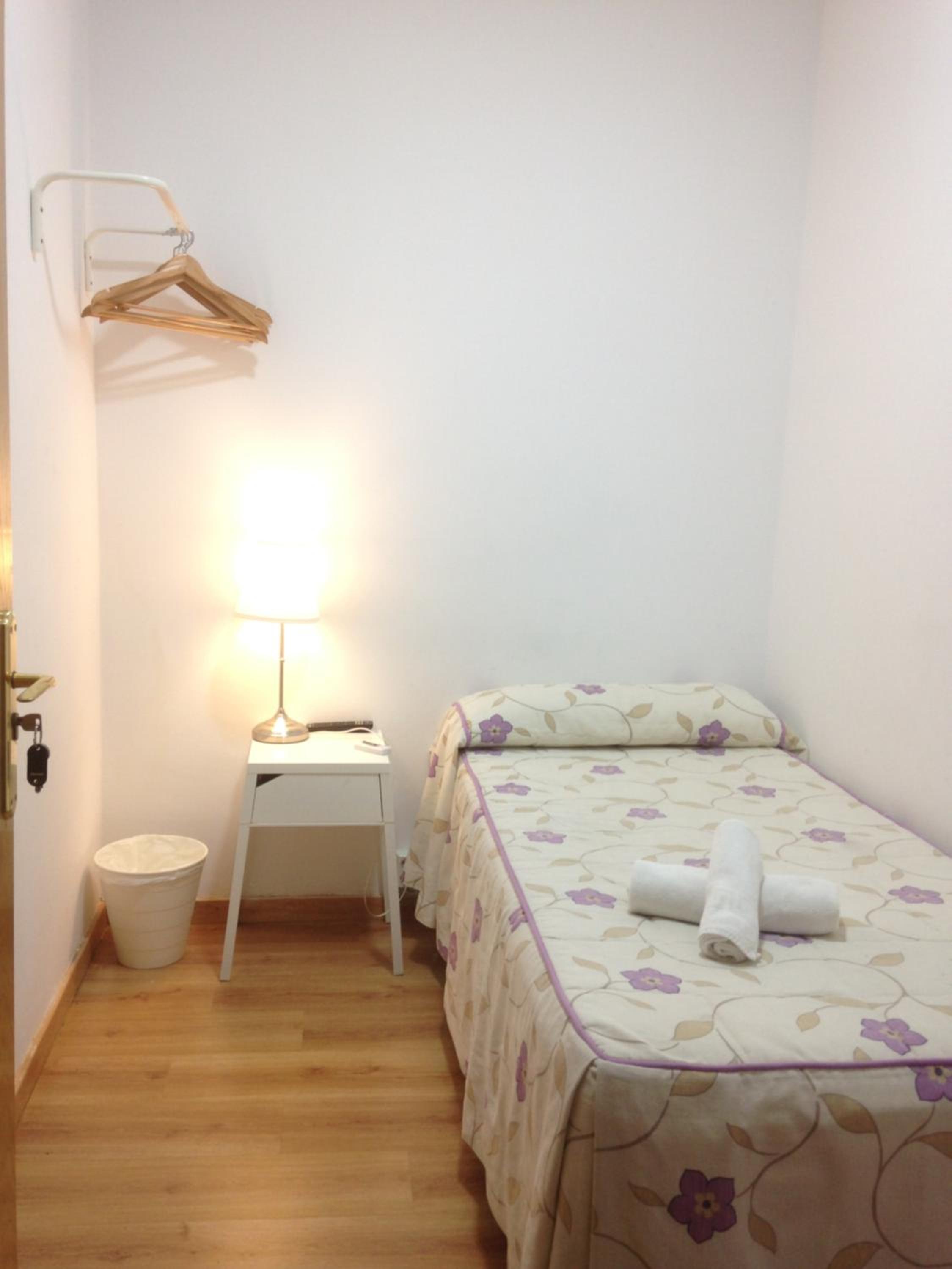 Basic Single Room with Shared Bathroom photo 3