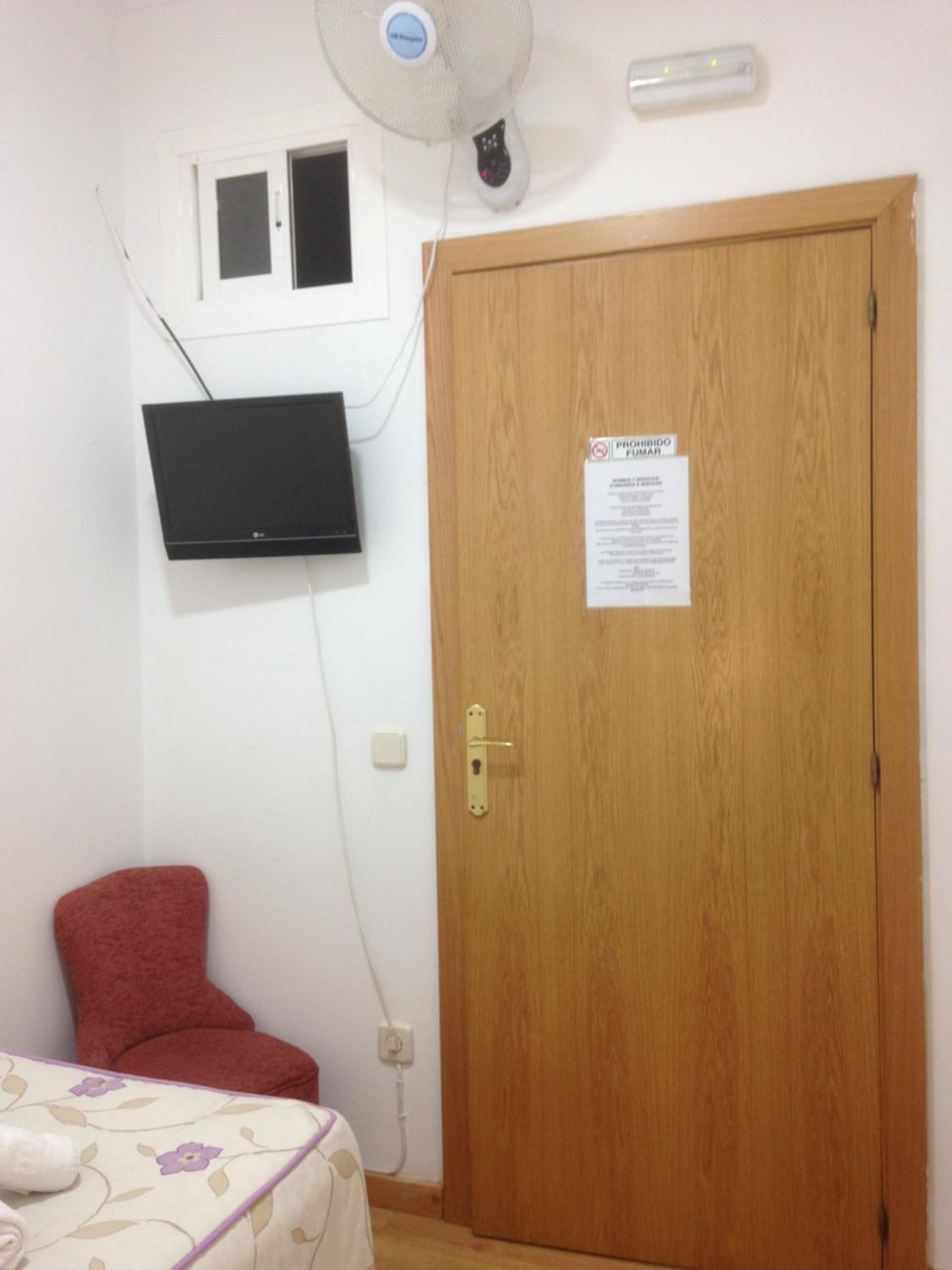Basic Single Room with Shared Bathroom photo 2