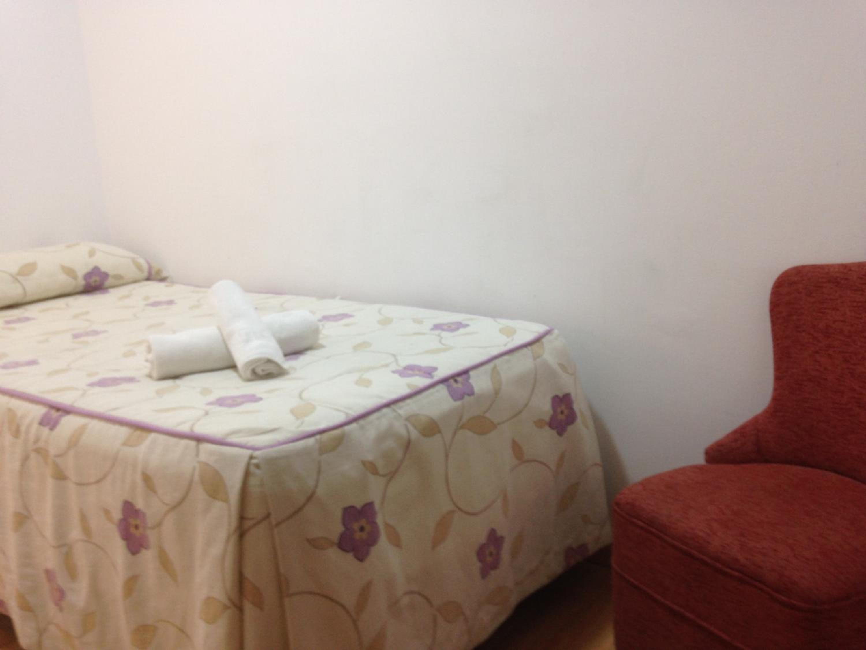 Basic Single Room with Shared Bathroom photo 3