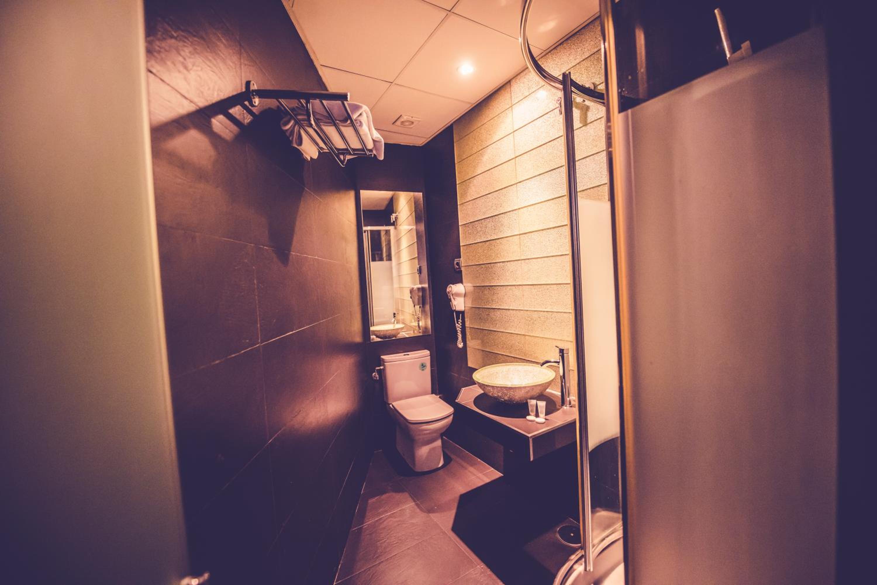 Double or Twin Room - Photo 15