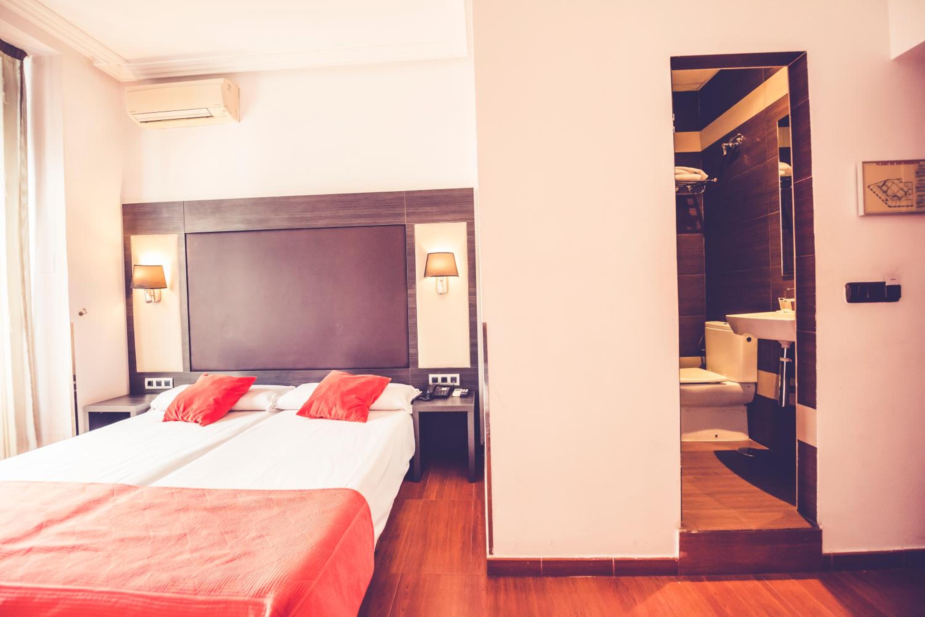 Double or Twin Room - Photo 11
