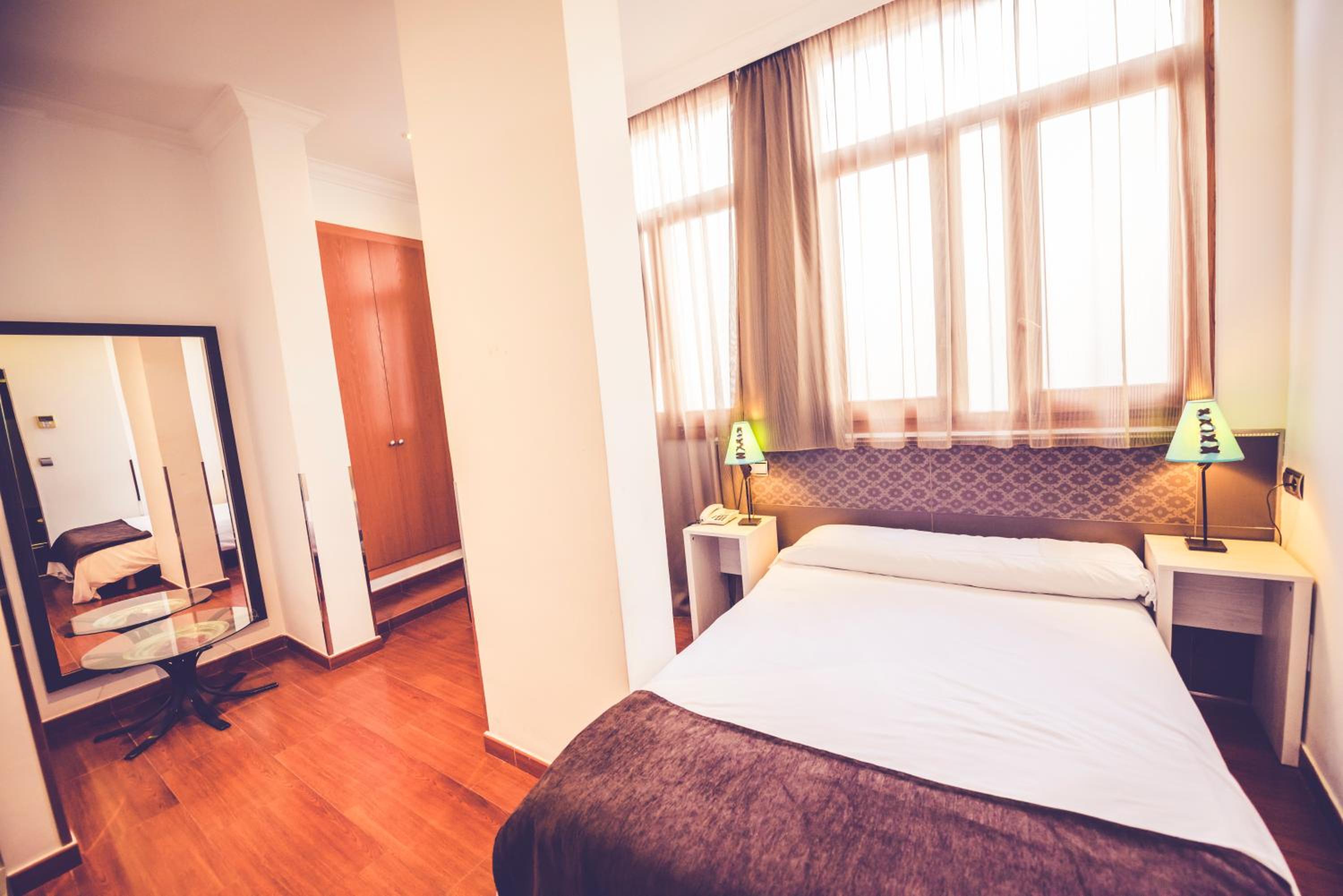 Double or Twin Room - Photo 31