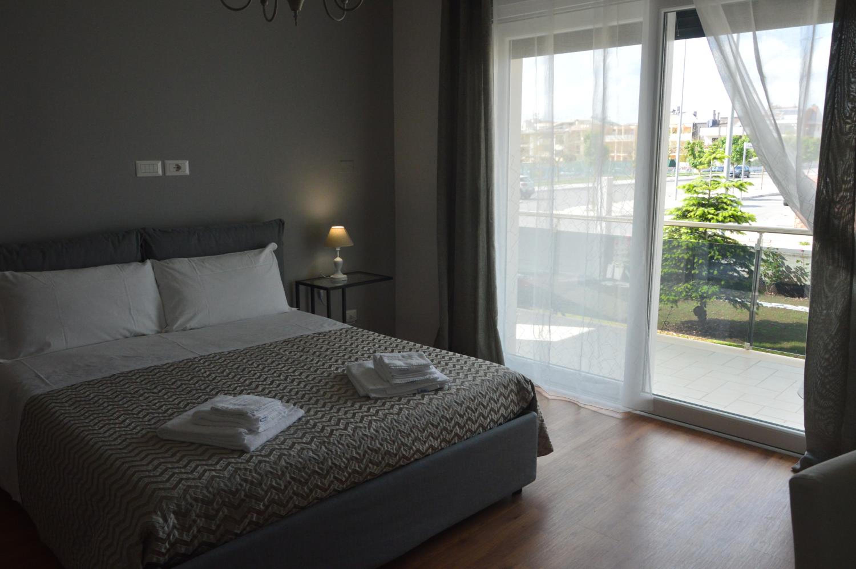 Junior Suite with Balcony - Photo 8