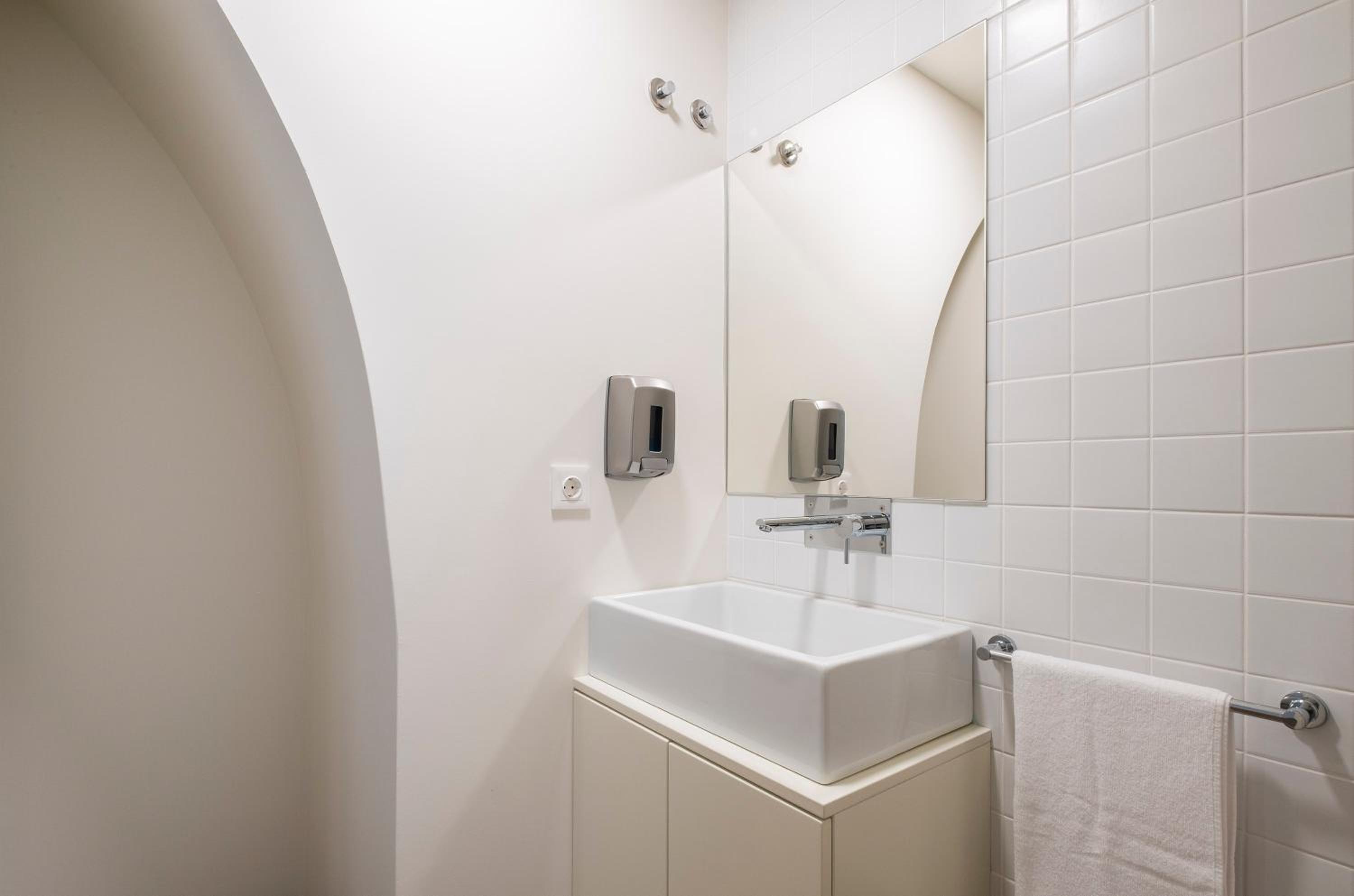 Two-Bedroom House - Photo 22