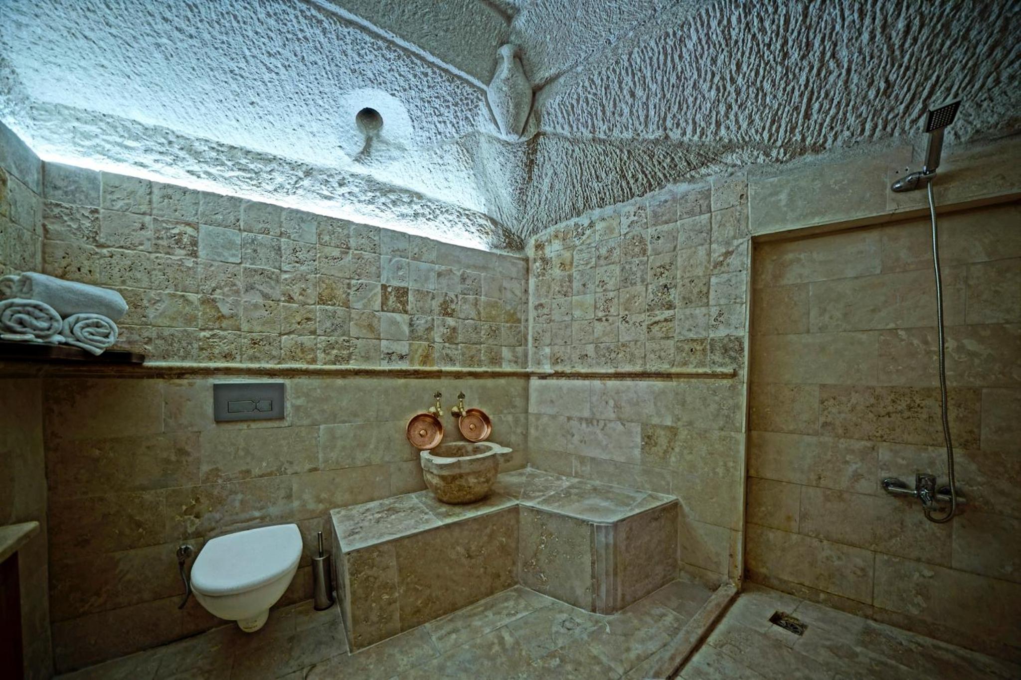 King Suite with Balcony - Photo 3