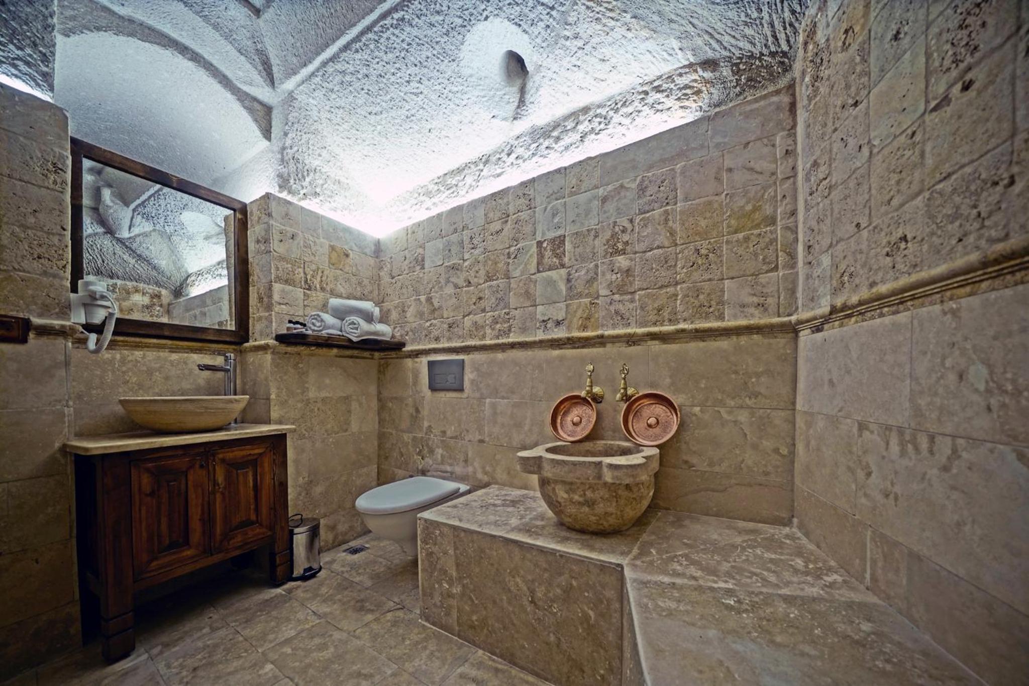 King Suite with Balcony - Photo 2
