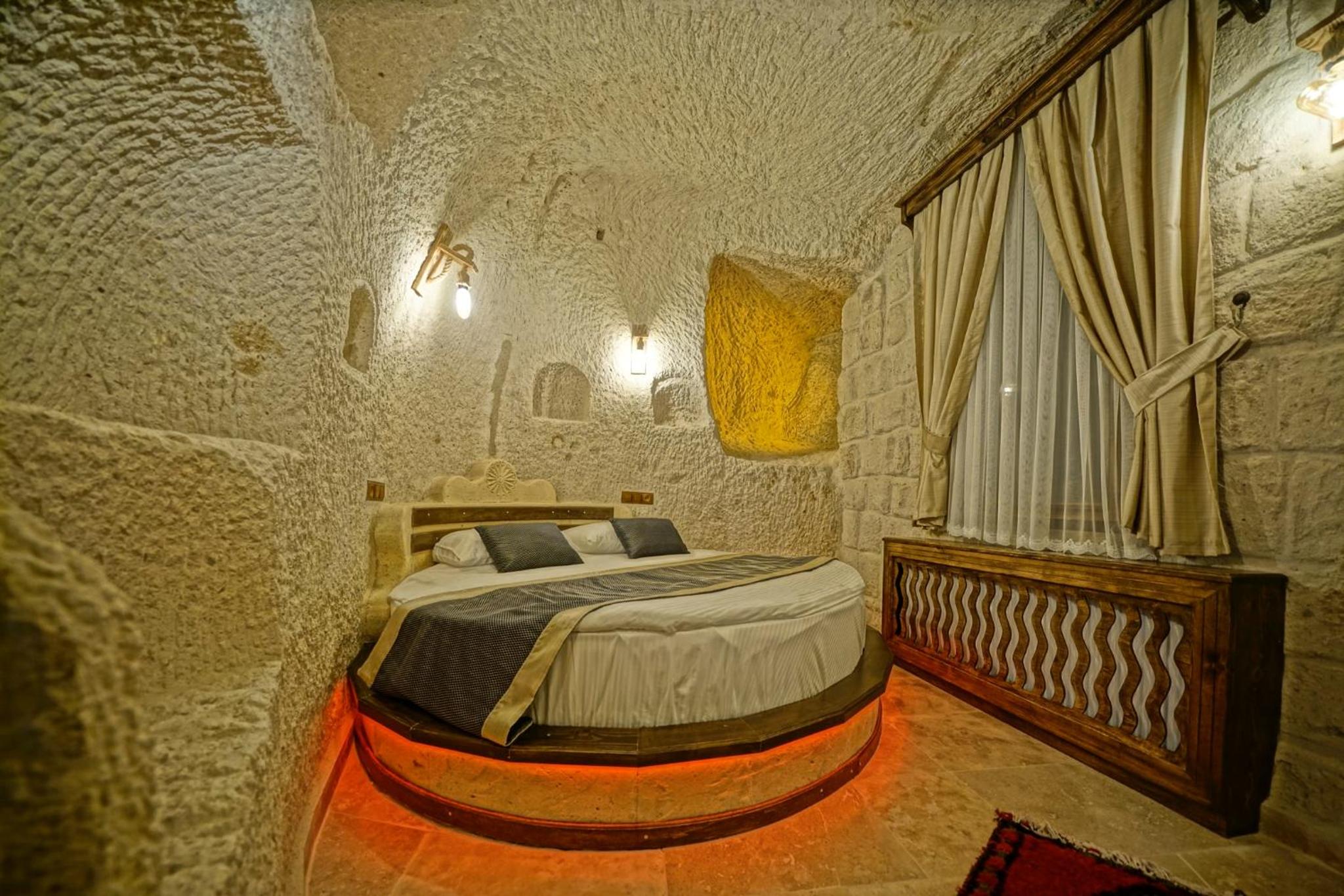 King Suite with Balcony - Photo 1