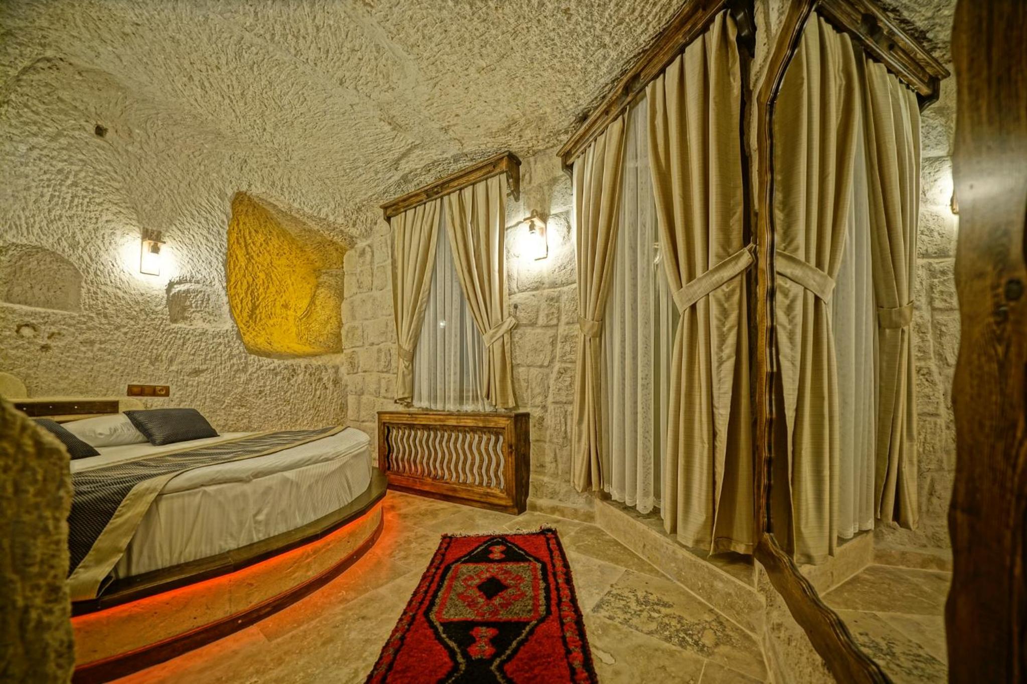 King Suite with Balcony - Photo 8