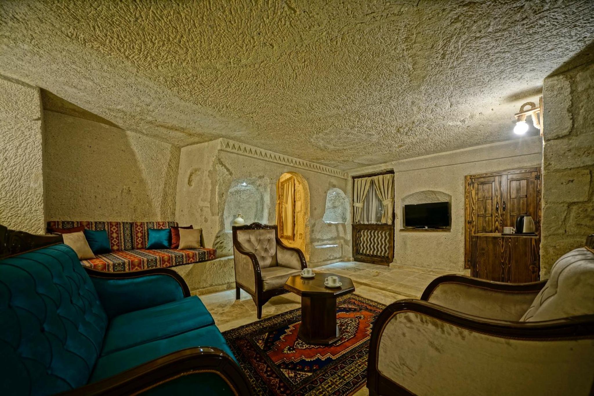 King Suite with Balcony - Photo 4