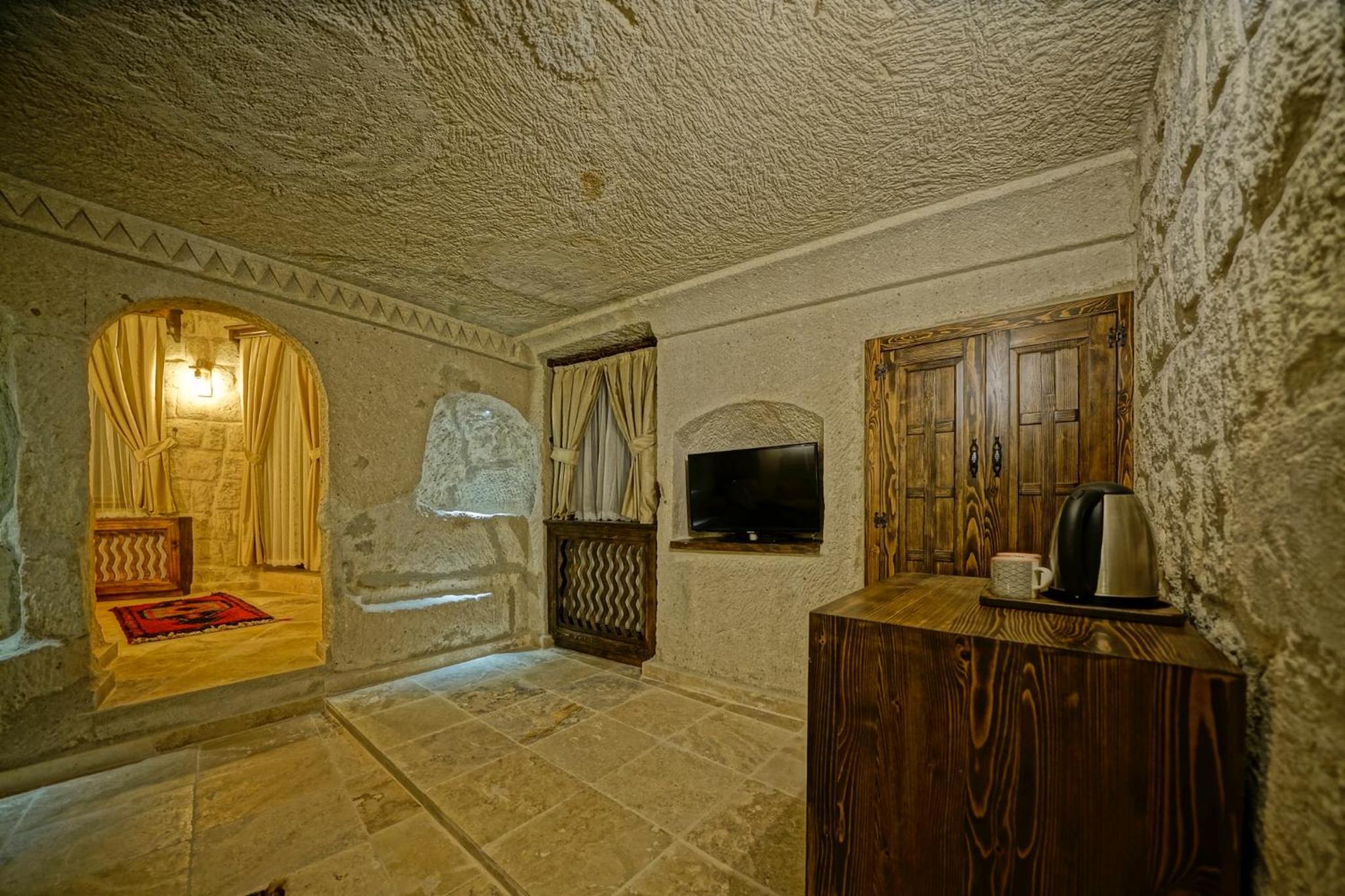 King Suite with Balcony - Photo 7