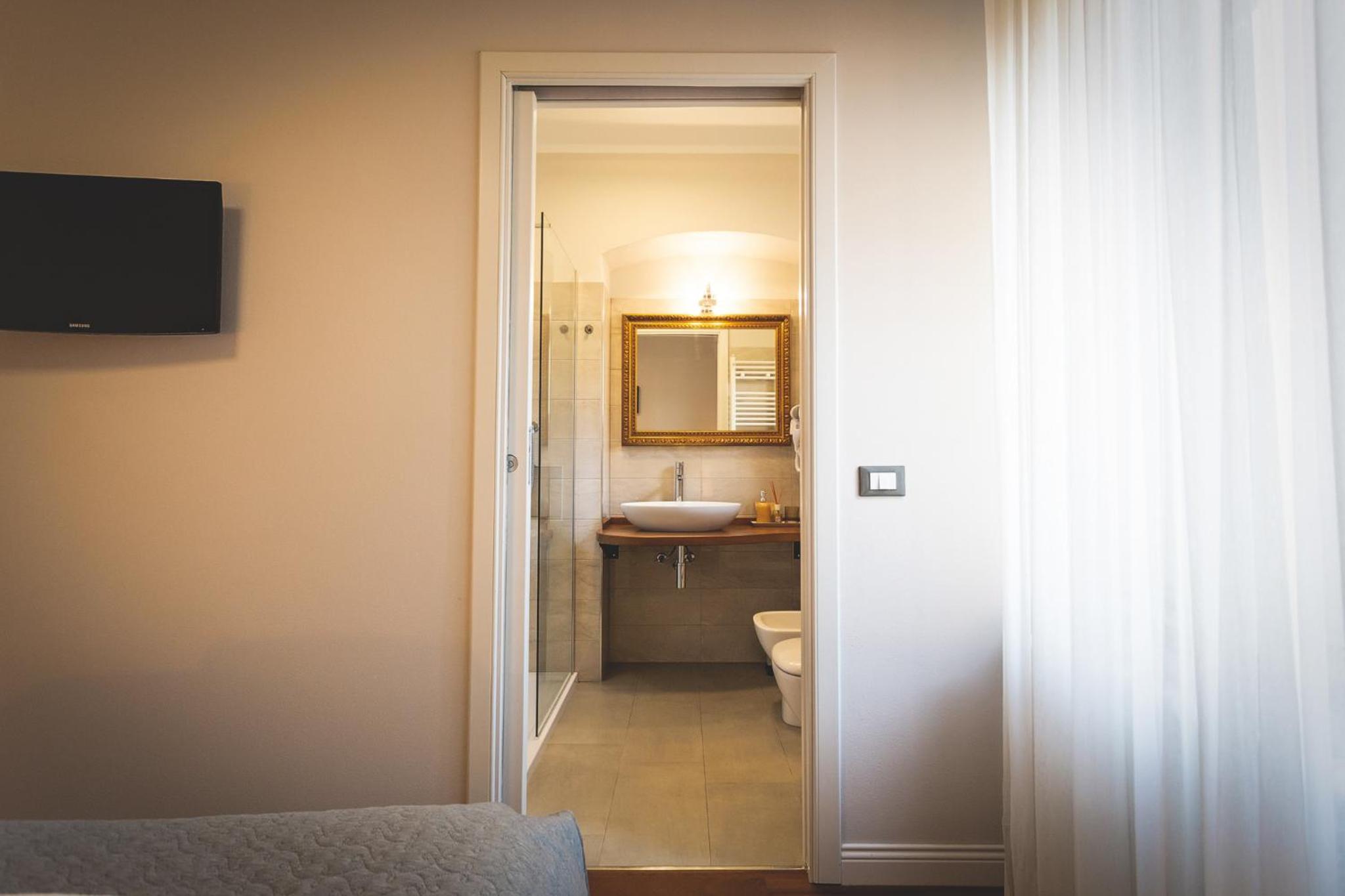 Small Double or Twin Room - Photo 8