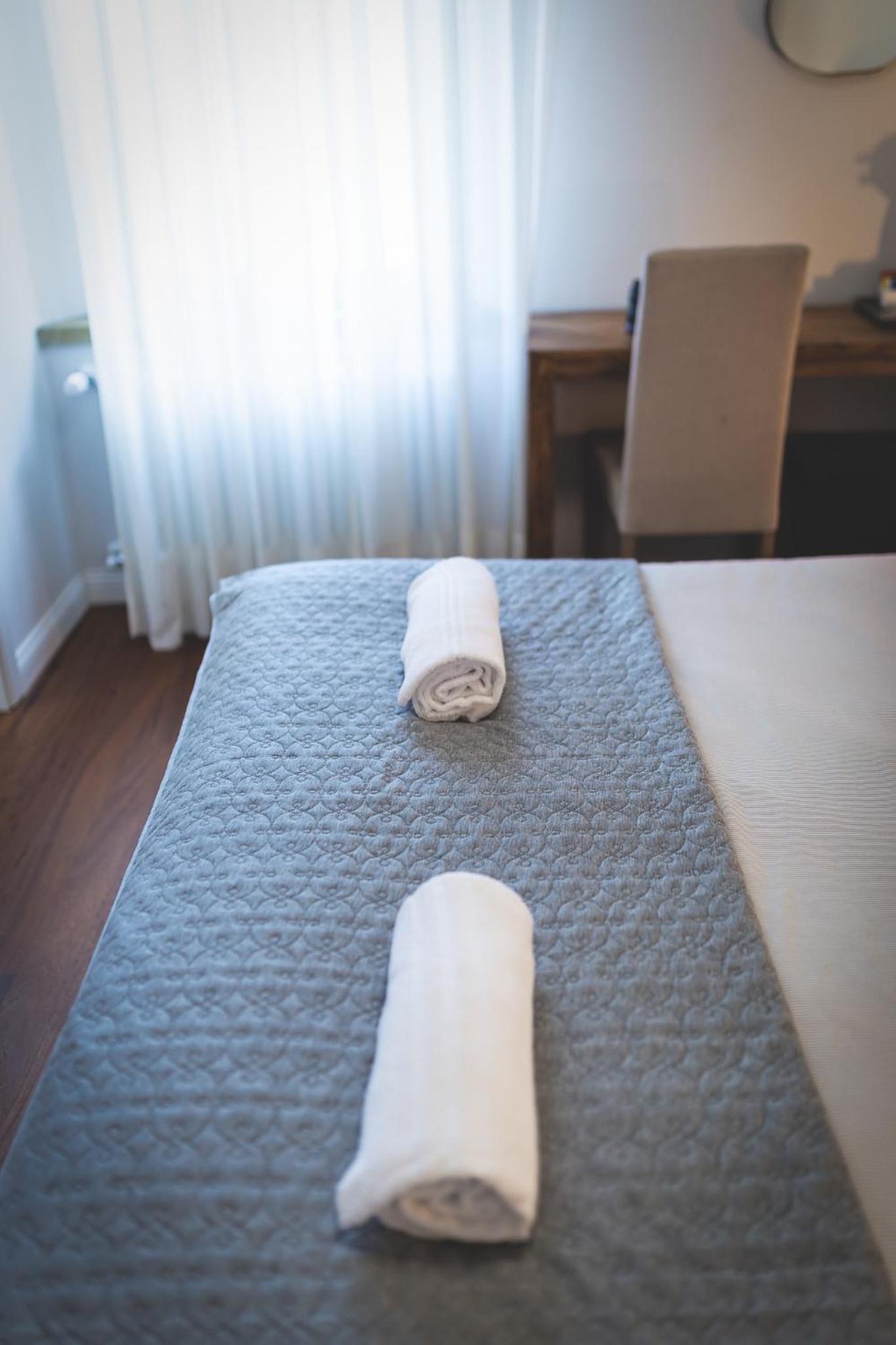 Small Double or Twin Room - Photo 9