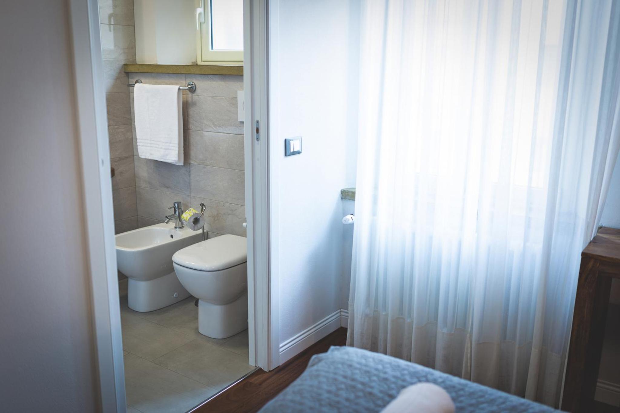 Small Double or Twin Room - Photo 10