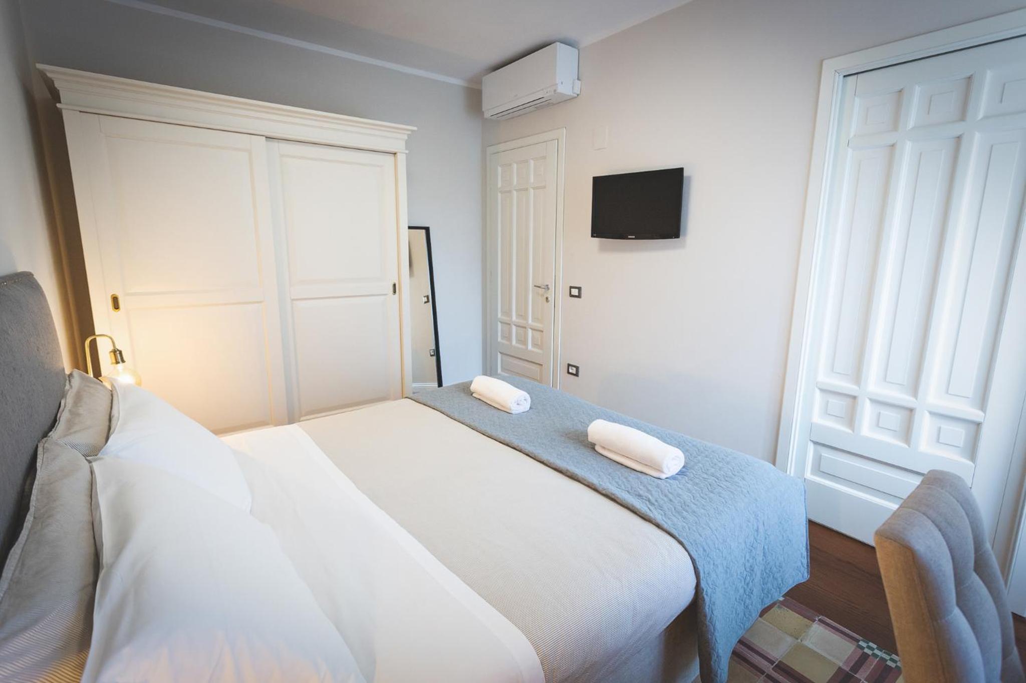 Small Double or Twin Room - Photo 11