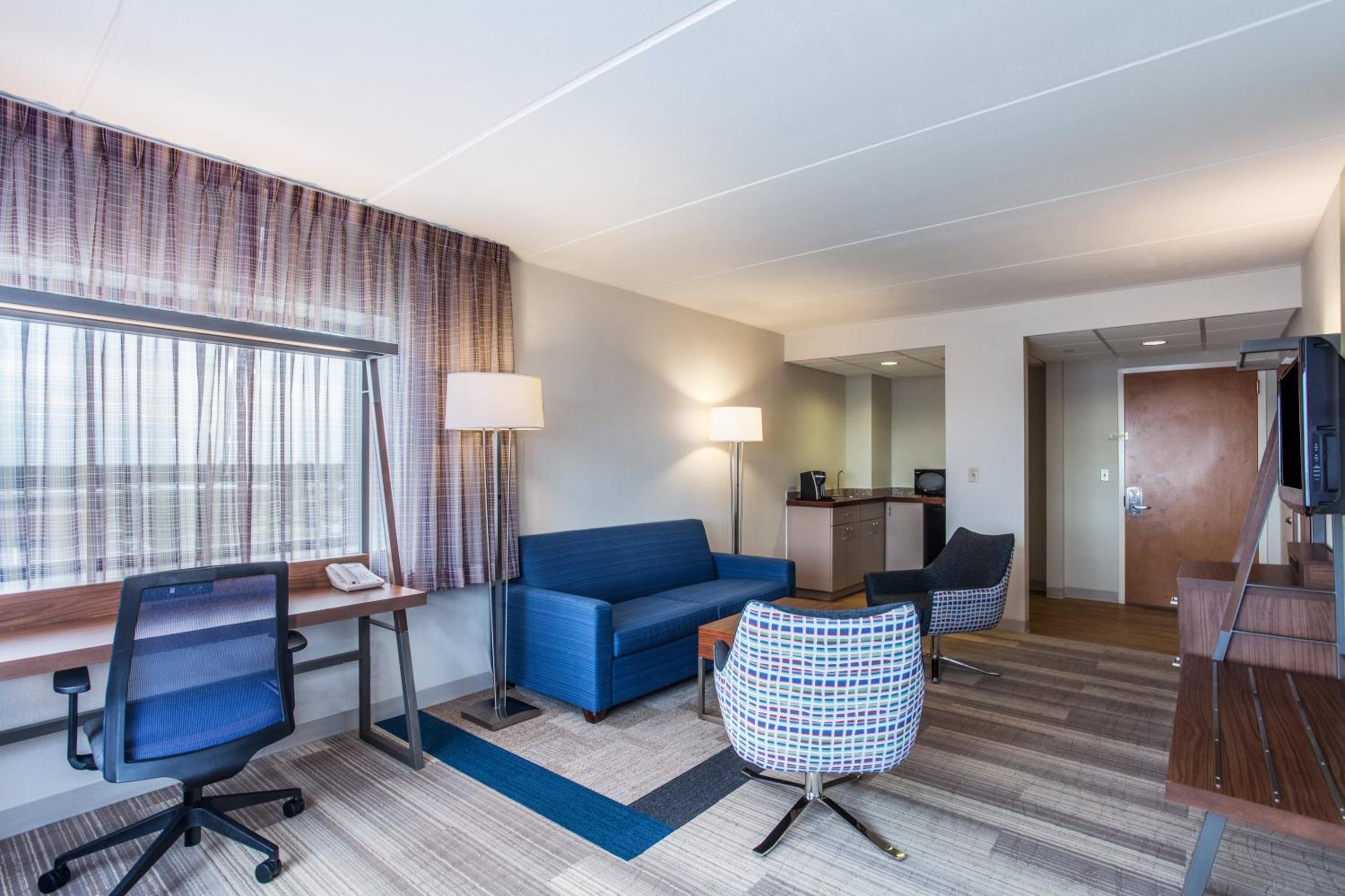 One-Bedroom King Suite with Sofa Bed - Photo 2