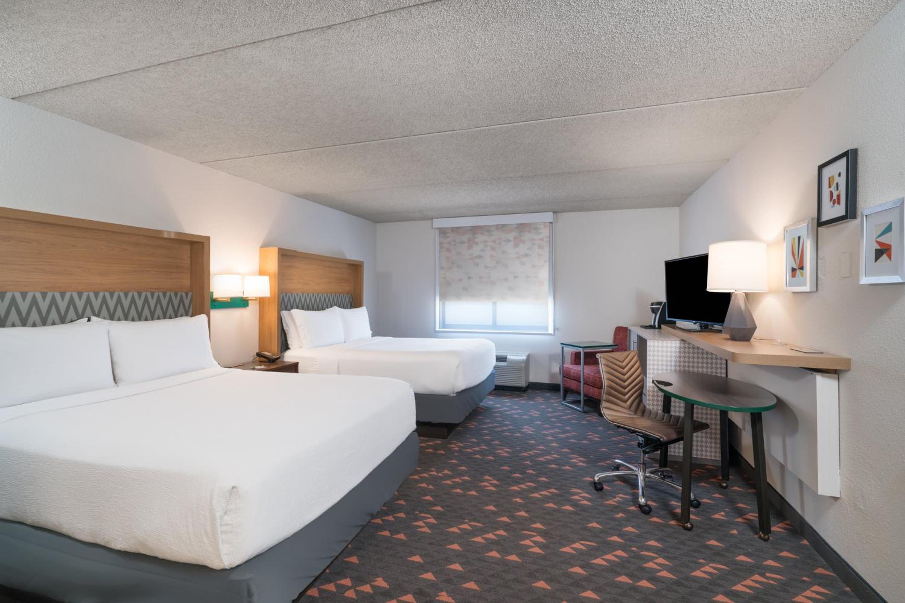 Standard Room with Two Queen Beds - Photo 5