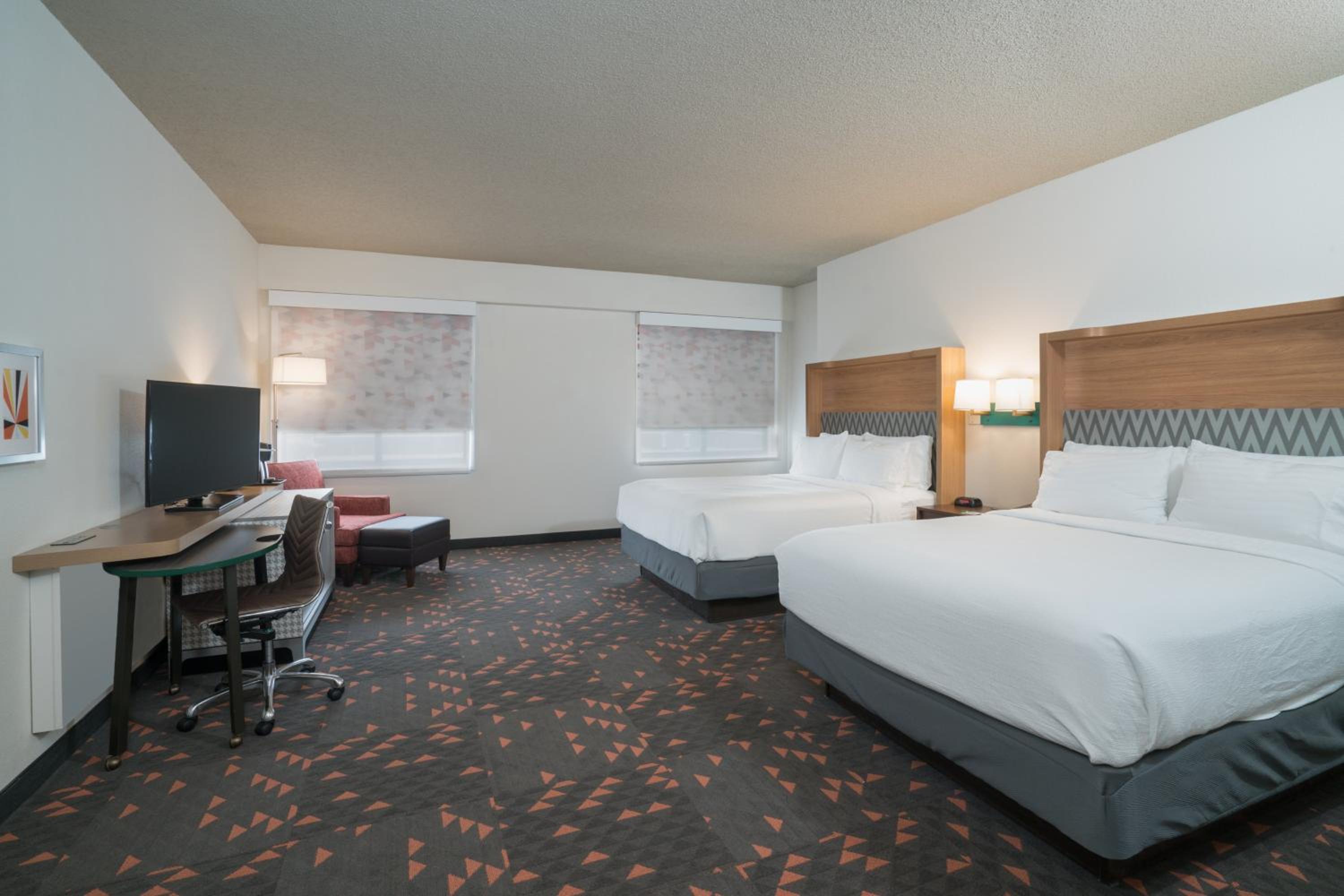 Standard Room with Two Queen Beds - Photo 2