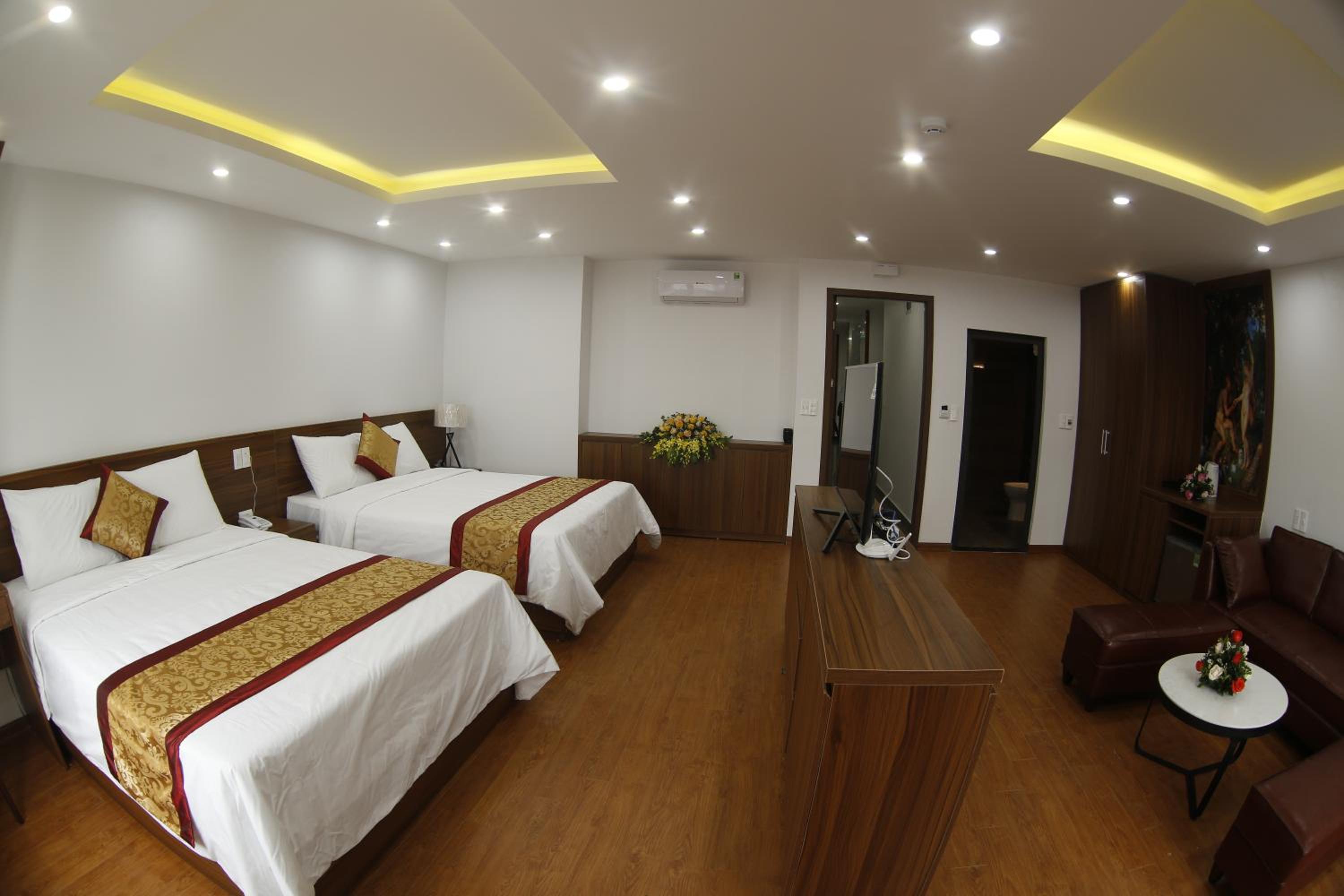 Deluxe Queen Room with Two Queen Beds photo 3