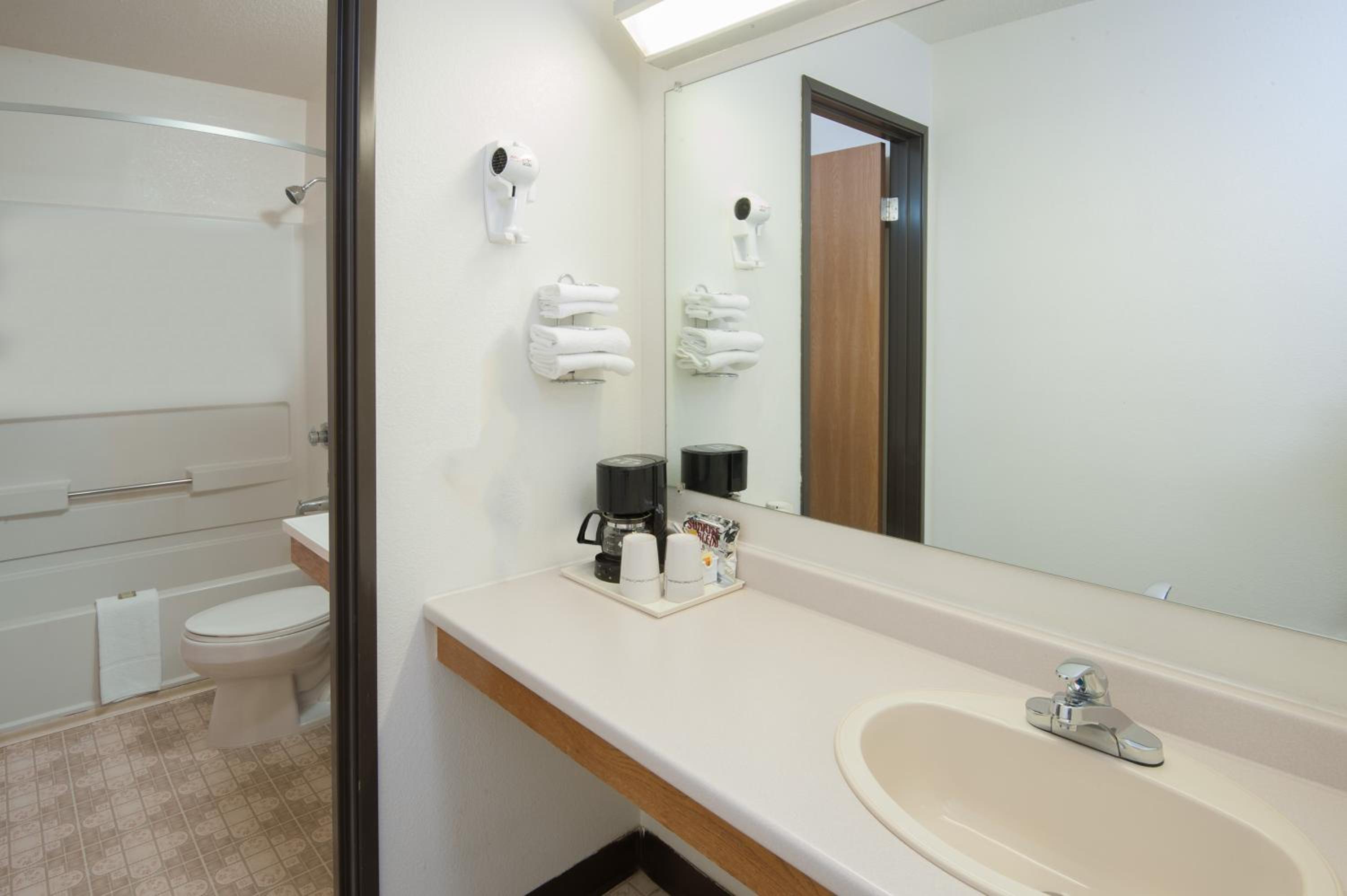 Studio Suite with Two Queen Beds - Non-Smoking - Photo 4