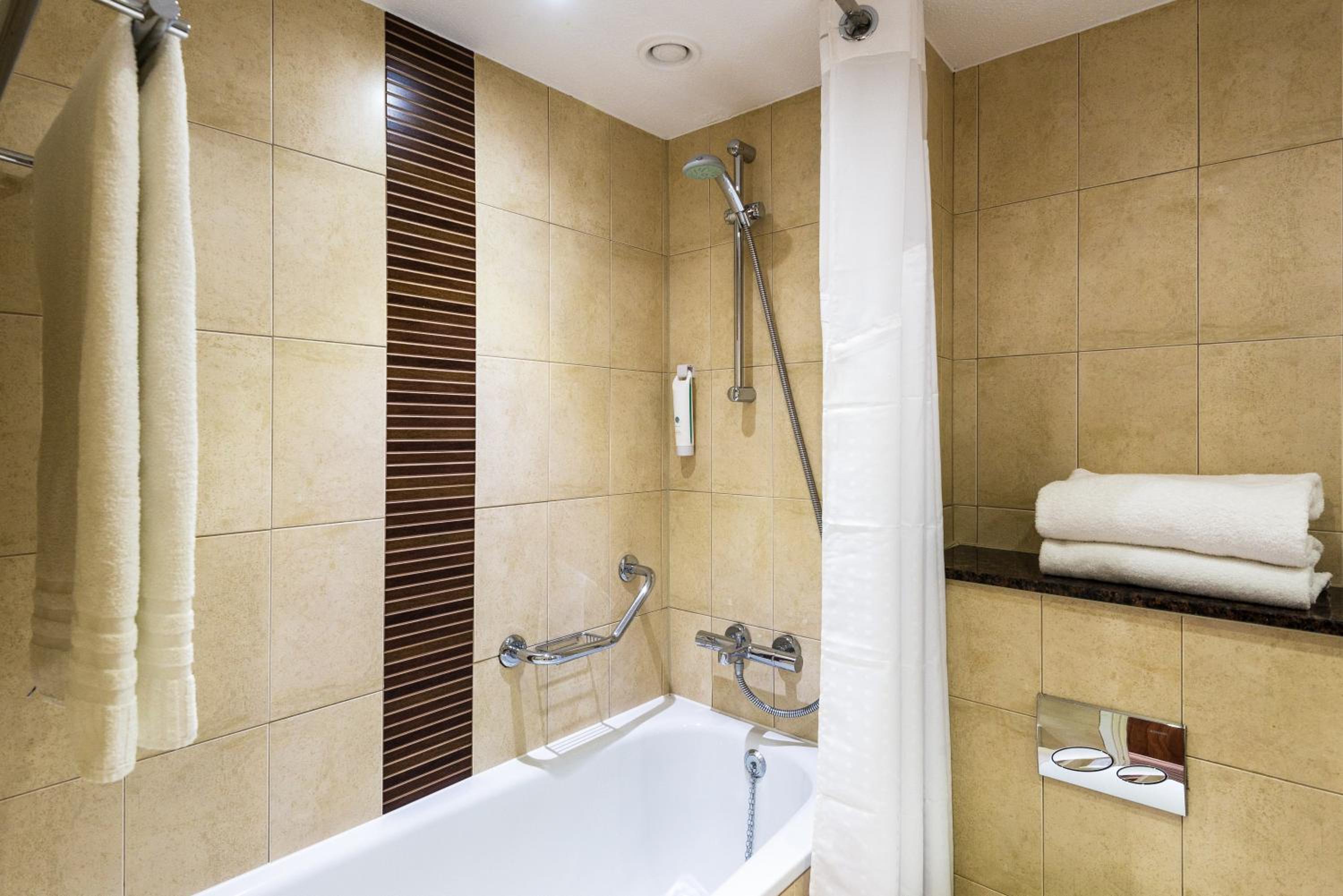 Standard King Room - Photo 11