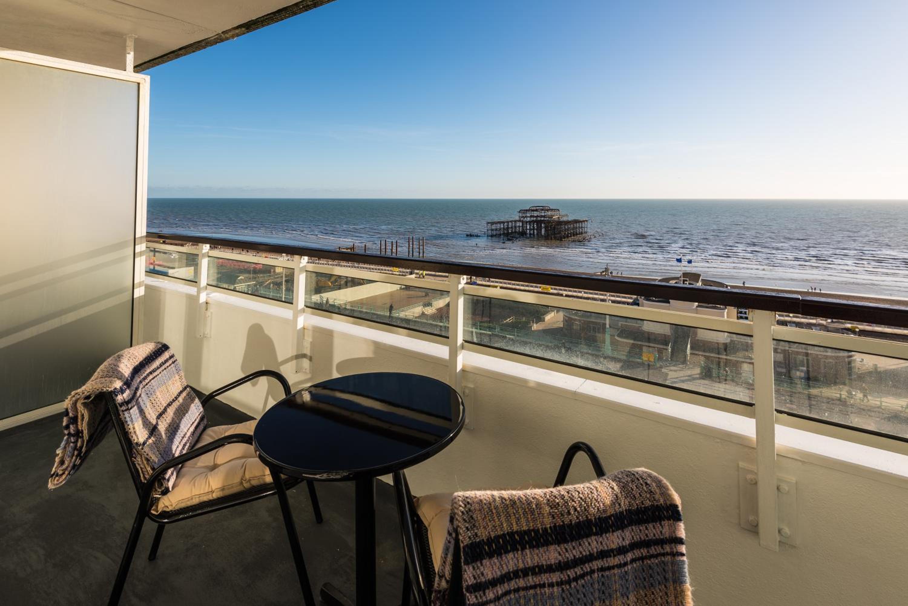 Premium King Room with Balcony - Photo 14
